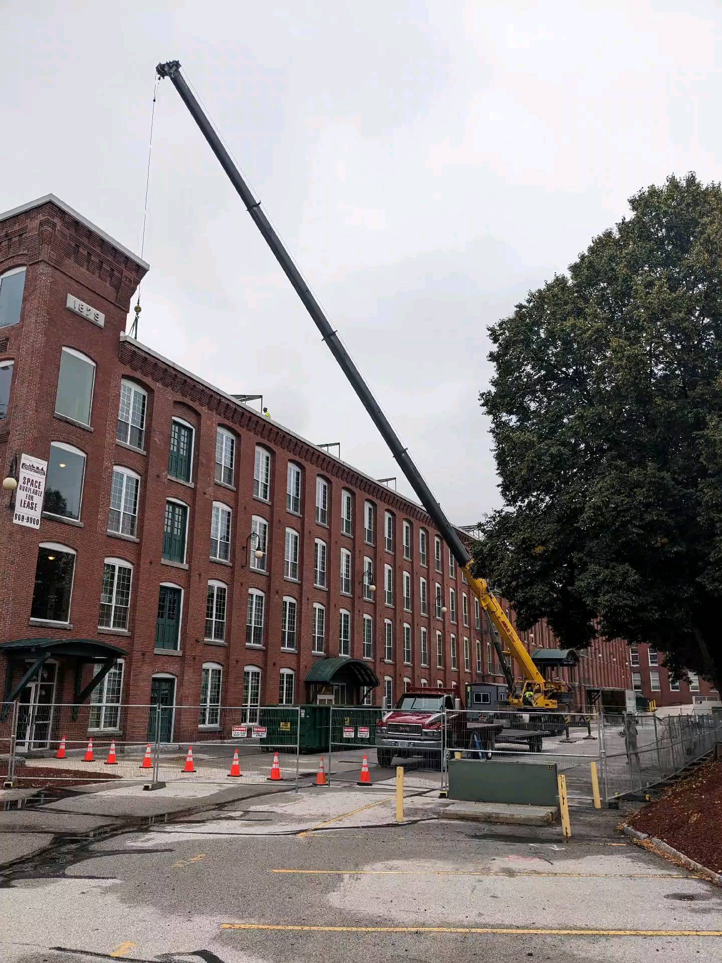 Throwback to a removal job we did for a good customer of ours. We fabricated and installed these solar panel frames for this customer 10 or 15 years ago but the building is changing uses and these will be replaced with HVAC units. Luckily these solar frames will be relocated to another property and be reused.
#crane #rigging #metalfabrication #solarpanels #welding #welderzworld #weldernation #millerwelders #nh #manchesternh #603 #igersnh