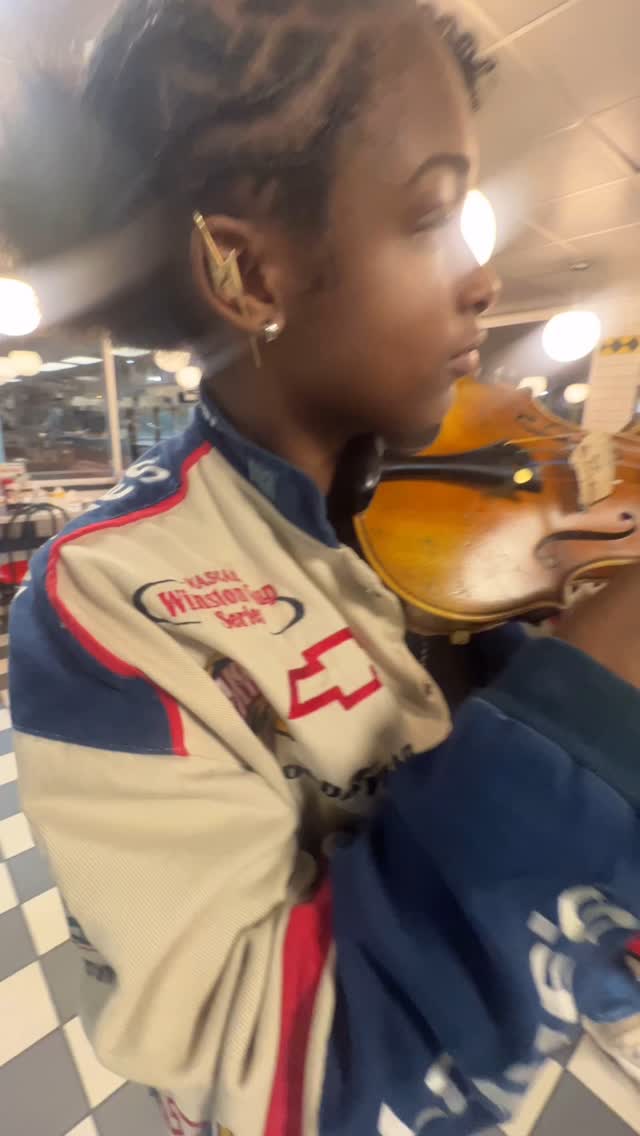 @wafflehouseofficial concert series anyone?? (tag em) @theweeknd
#lorenplaysviolin #violinist #musiccity #rnbinthepark