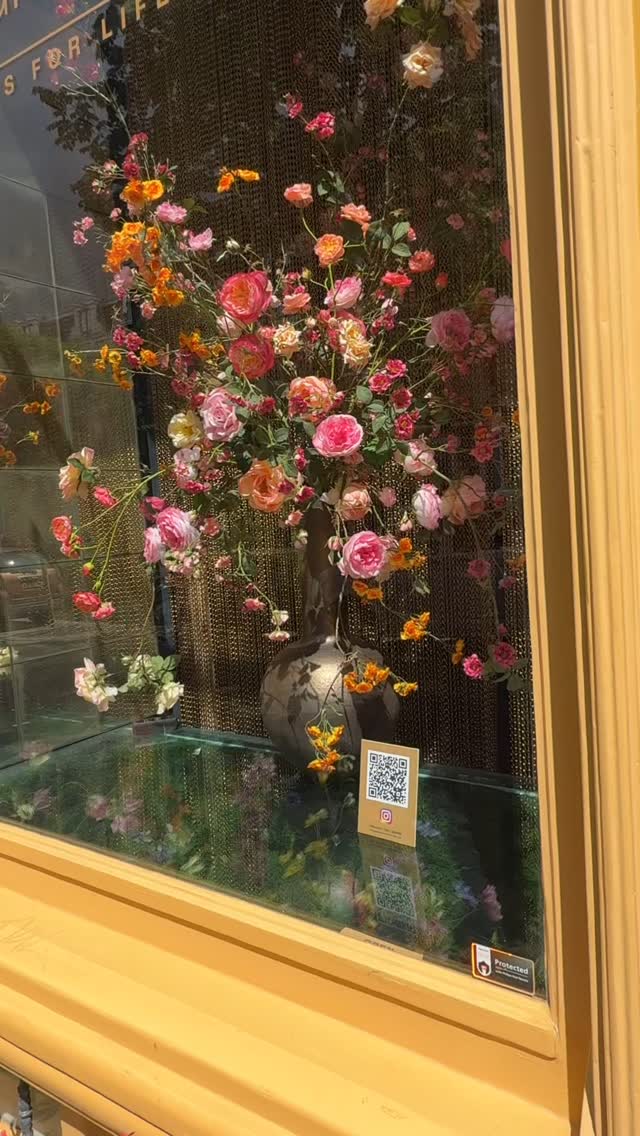 Discover a floral boutique like no other.
In a historic monument on Amsterdam’s Leliegracht, silk roses bloom beneath golden sunlight and classical music.
Step inside and lose yourself in a world where every detail feels real — even the bird standing guard among the flowers.
Visit us and experience the magic.
#SilkFlowerBoutique #LeliegrachtAmsterdam #FloralExperience #TimelessElegance #InteriorInspiration #BoutiqueVibes