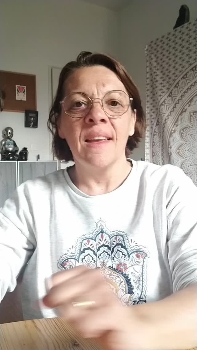 Cette semaine nous sommes invités à franchir ce grand passage entre avant et après que représente le deuil. Ce passage n'est pas toujours en lien avec un décès, une séparation ou un déménagement. Il est souvent en lien avec ce que nous devons laisser derrière nous pour pouvoir grandir et avancer. Laissons les manques de l'enfance derrière nous et franchissons ce passage qui va permettre à notre enfant intérieur de revenir encore plus en lumière.
La joie, l'intuition et la magie nous attendent de l'autre côté du tunnel !
#connaissancedesoi #archetypes #energetique #oracle #emotions #ombreetlumiere #enfantinterieur
@tredaniel_eso @matti_art_