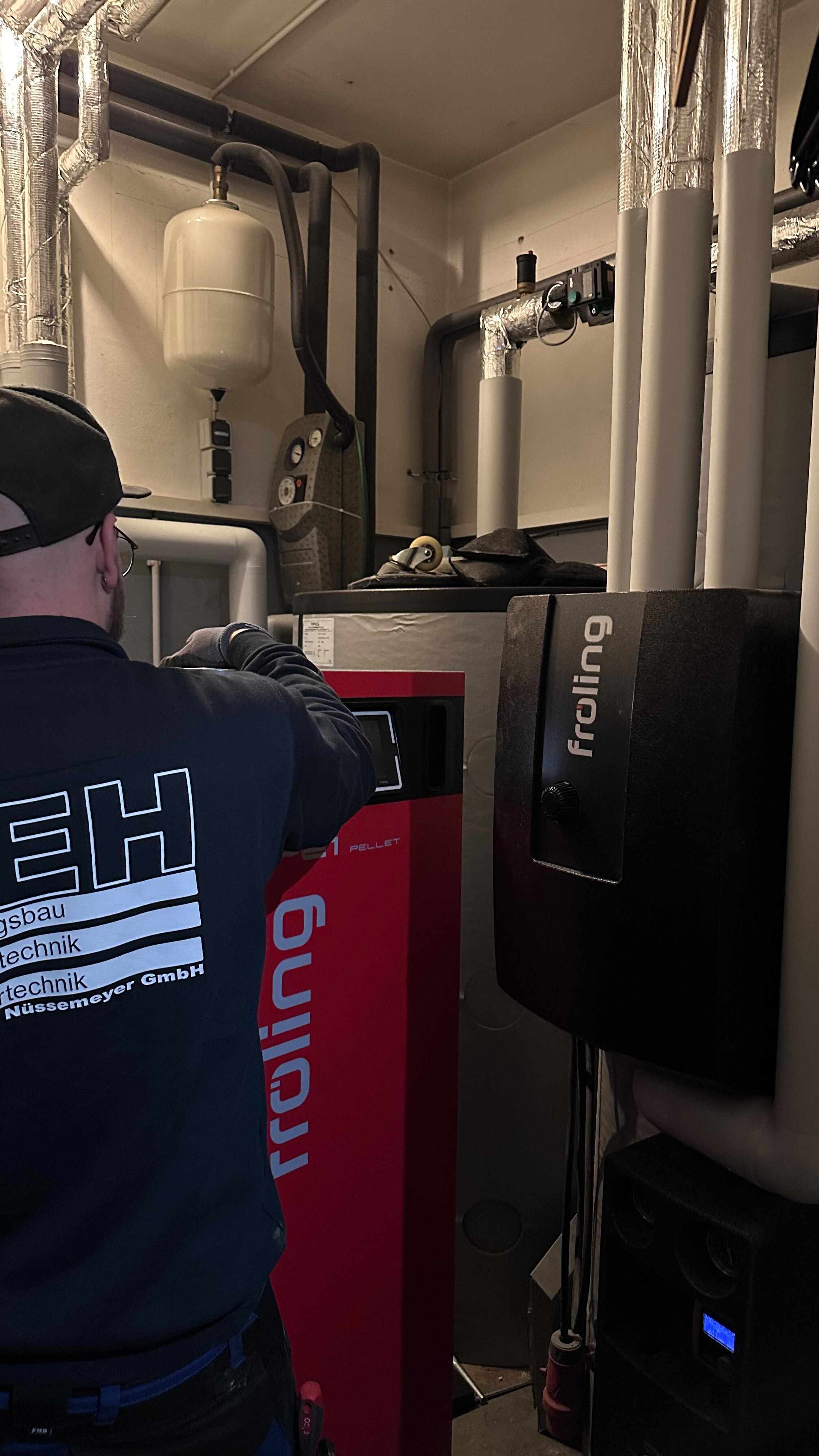 Wartung von Timo an einem PE1 30 KW von @froeling_heizkessel 🔥 • Eine jährliche Wartung ist für jedes Heizsystem extrem wichtig um die Erhaltung und Effizient optimal zu nutzen ❤️🔥. Hast auch Du bereits ein Wartungsvertrag? Oder nur das @netflixde Abo? 🤭
#teambeh #shk #wartung #efficiency #abo