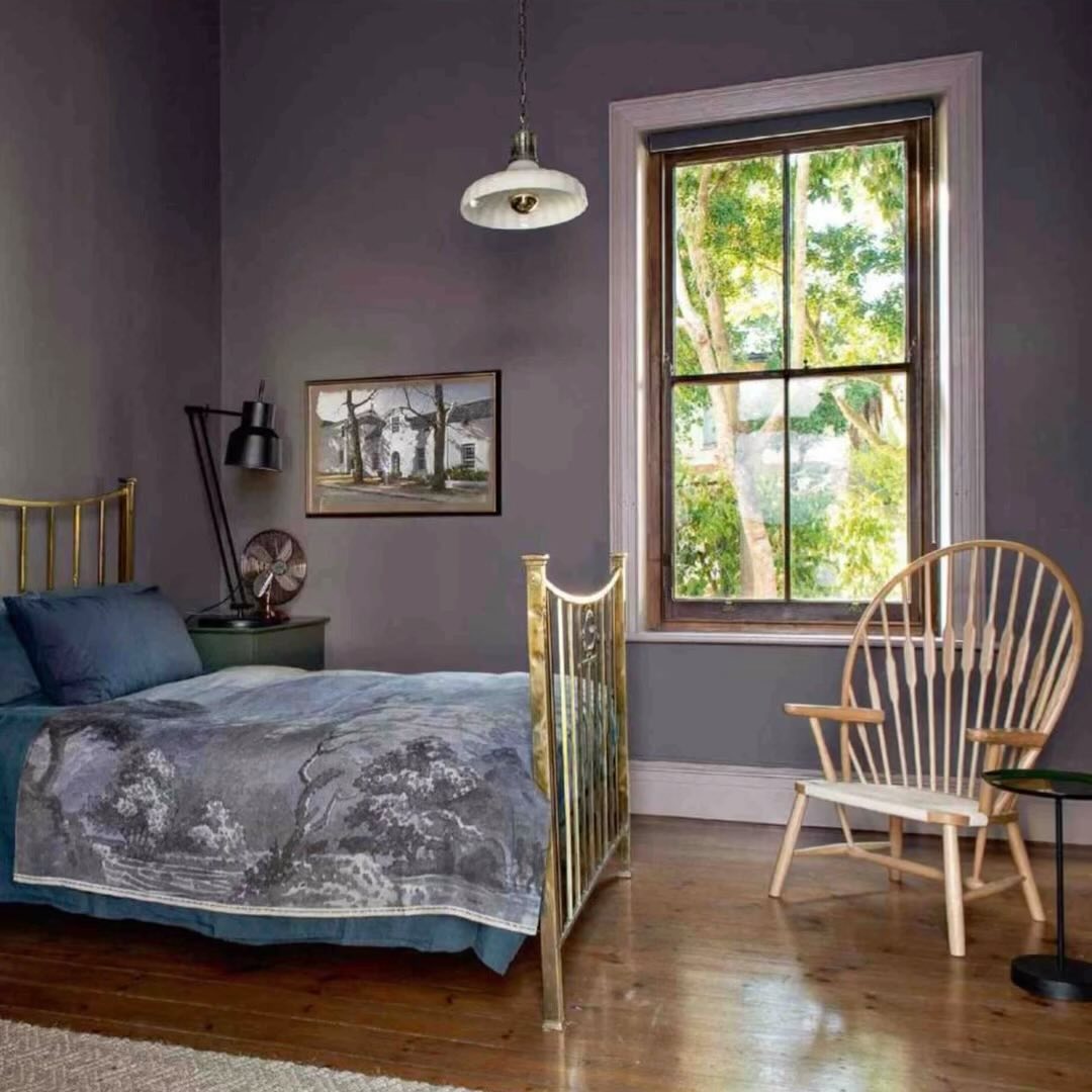 // VOYAGES DANS LE TEMPS...//
RENOVATION SUBTILE D'UNE MAISON VICTORIENNE
Le mélange de styles n'est pas toujours simple à réussir surtout lorsque l'on rénove une maison victorienne chargée d'histoire. Challenge réussi par l'architecte d'intérieur Etienne Hanekom qui a su marier et faire vibrer avec une subtile palette de couleurs patinées des meubles anciens, vintages et contemporains, des tableaux d'artistes modernes et un bestiaire qui résonne dans les pièces de la maison comme un certain carnaval des animaux...
Gris bleutés côté fourneaux, salon vert foncé, chambre vert sauge ou couleur clay, rose poudré pour le bureau...
Côté chambre, dans l'esprit du lieu, le couvre-lit MOSTERD HOEK PANEL reprenant le tableau paysagé d'Afrique du sud de Sir Charles d’Oyly (1781 - 1845) et imprimé avec des pigments naturels sur du lin brossé - Design Amanda du Plessis pour @evolution_product
LE TOUQUET : UN PETIT MANOIR REVELE
Une invitation au voyage dans ce manoir du début du XXème siècle au Touquet qui partage des valeurs simples et réconfortantes... La décoratrice Laurence Simoncini a sélectionné avec sensibilité des couleurs qui rassurent, réchauffent, invitent à l'apaisement tout en gardant en ombre la ligne d'un noir radical.
Sa signature : des Camaïeux de brun, d'ocre, de rose mauve et rouille chez Emery & Cie et des matières naturelles. Parmi le mobilier et objets contemporains ou chinés, ou venus d'ailleurs, les bougeoirs soufflés en verre dessinés par Betty Scotté pour Homata. @evolution_product @homata_deco
@laurencedougier @brunosuetphoto @nicolas4matheus @elledecorationfr @laurence_simoncini_decor
@etiennehanekominteriors
@agnes.emery
#style #architecte
#coussin #artisanat #couvrelit #chambre #vintage
#creation
#decor
#decoration
#design
#heritage
#inspiration #renovation
#lit
#interiordesign
#lin
#nature
#savoirfaire
#textile #bougeoir #peinture
#patrimoine
#vkbpr
#agencerp