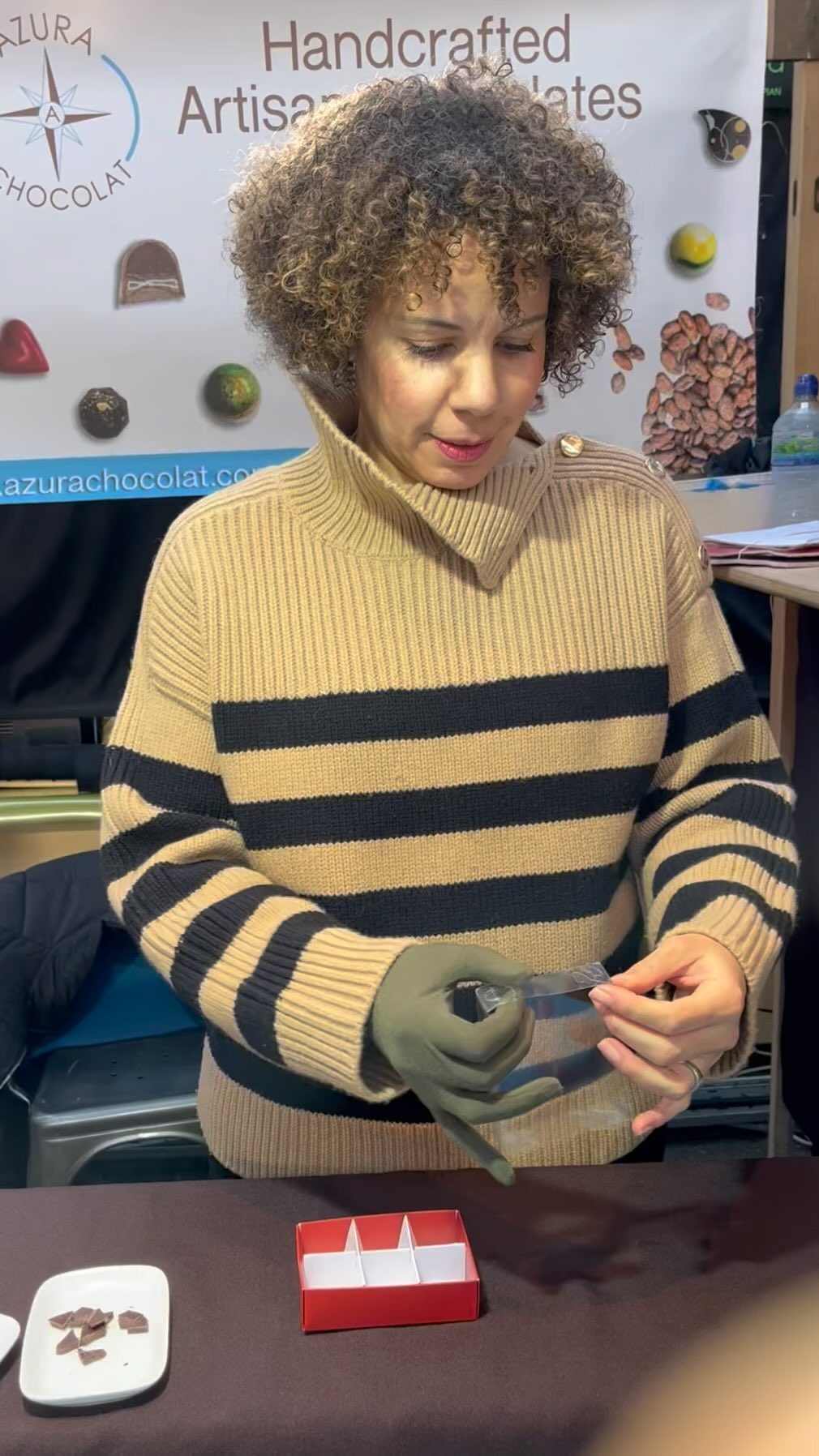 Find your artisan made chocolates stand today @oldspitalfieldsmarket 🍫🎄
Open until 5:30pm 📍
Available:
Handcrafted bonbons : 12 flavours
Bean-to-bar selection: single origin
Ecuador 🇪🇨
Congo 🇨🇩
Venezuela 🇻🇪
See you soon ✨
__________
#chocolate #craftchocolate #chocolat #beantobar #singleoriginchocolate #cacao #cocoabeans #congo #ecuador #venezuela #chocolatemaker #culinary #foodie #finefood #handmade #handcrafted #artisan #chocoholic #truffles #bonbons #shoreditch #finechocolate #shoplocal #shopmarket #christmaschocolate