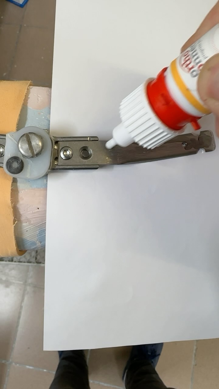 PVC-Kern aufkleben für eine KAFO.
Das Papier unter dem Anker verhindert ein herunterlaufen des Superklebers auf das Tepefoam-Innenpolster.
Machst du das auch so?
#kafo #orthopädietechnik #orthese #orthosis #orthoticsandprosthetics