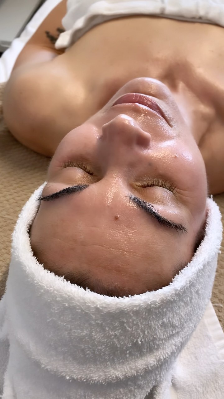 Another beautiful glow after our @biologique_recherche LIFT C.V.S. facial. ✨💛
#BuildingBetterSkin #HolisticBeauty #BespokeFacials #UxbridgeOntario