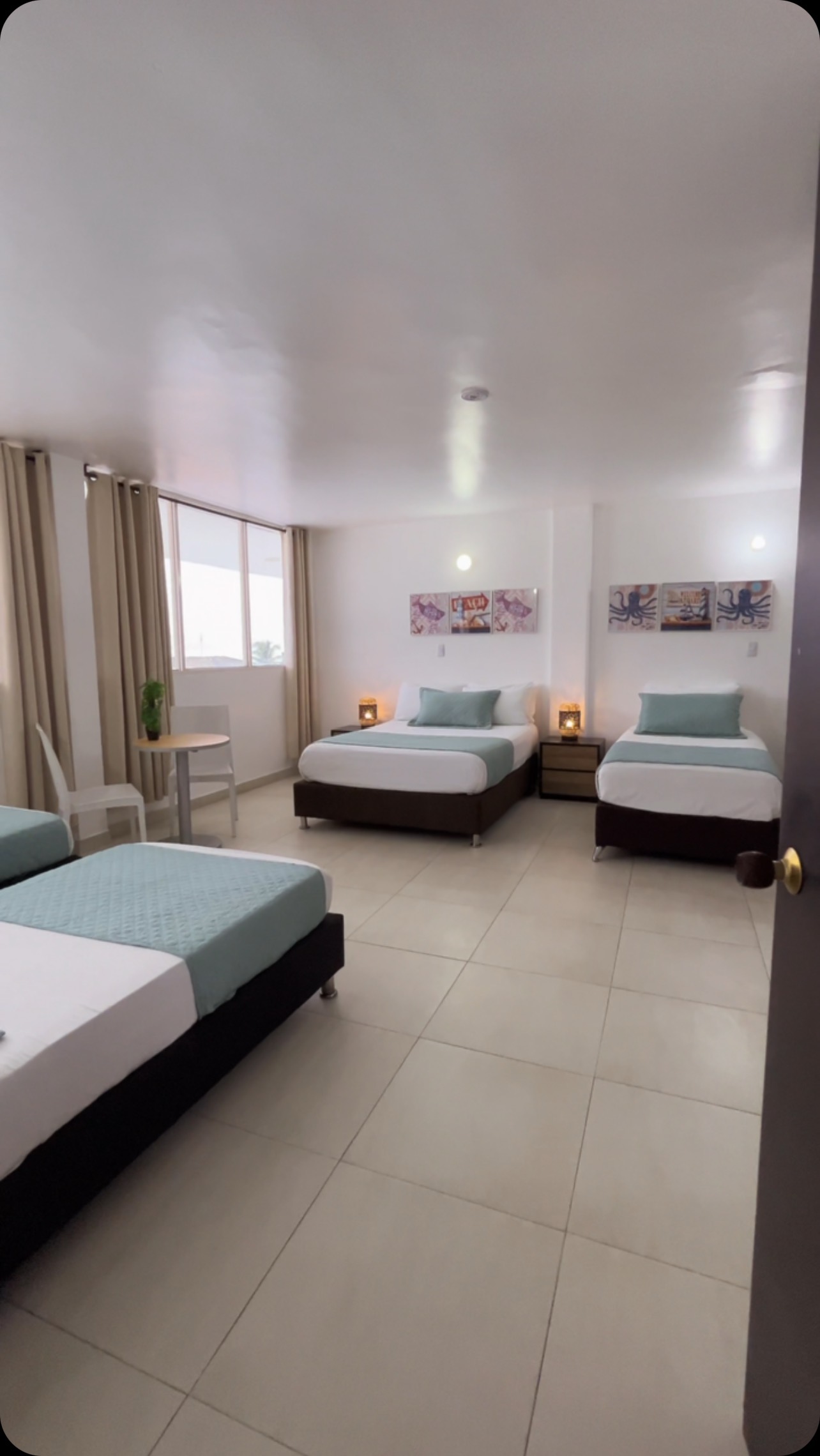 Room Tour
Múltiple Quíntuple
Acomodación ideal para familias
Habitaciones amplias e iluminadas que ofrecen una estadía cómoda