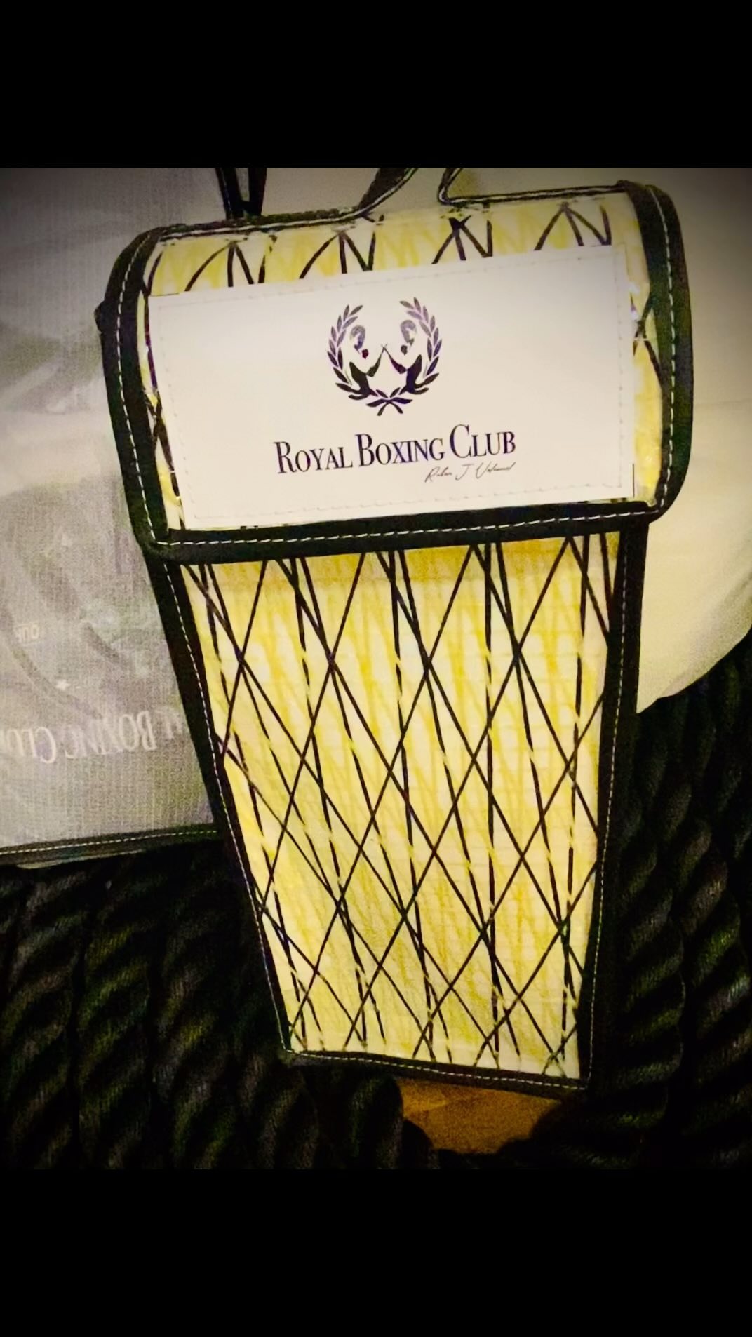 Presentamos línea Royal Boxing Club cero plásticos y responsable con el medio ambiente! Trabajando por la economía circular. Nos olvidamos del plástico de un solo uso! Y reutilizamos materiales de alta resistencia y competición. Gracias a nuestros colaboradores. Piensa globalmente pero actúa localmente y comenzamos desde nuestra fabricación
@bluecarbon.es
@tp52bluecarbon
@nomade_sailing
#plasticfree #recycle #bluecarbonsalvemoselmar #stylerbc #flowrbc