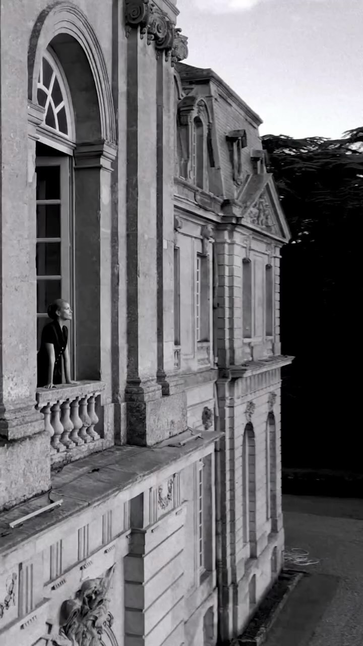 @staceygallello Fiori Della Notte @gallelloatelier
The new darkly romantic collection delves into the realm of elevated evening-wear, drawing inspiration from the bygone elegance of 1950s salons and the opulent nightlife immortalised in black and white cinema. Within this nocturnal garden of couture, clean silhouettes veil meticulous construction and shine, adorned with exquisite details.
Serving as an ultra-feminine counterpart to black tie attire, the tailoring in this collection embraces the female form with sculptural jackets and structured dresses crafted from esteemed materials such as pure Silk Cady, virgin Wool Crepe, Silk Satin, and scalloped French lace. The Atelier juxtaposes sharp, tailored pieces with flowing Silk Chiffons, adding an air of mystique to the ensemble.
Captured amidst the grandeur of the 18th-century architectural wonder, Château de Champlâtreux, the campaign evokes the essence of film noir, capturing the allure of glamorous heroines and their timeless elegance.
Discover ‘Fiori Della Notte’ collection at gallelloatelier.com and experience the pieces in person by booking a private appointment with the Concierge.