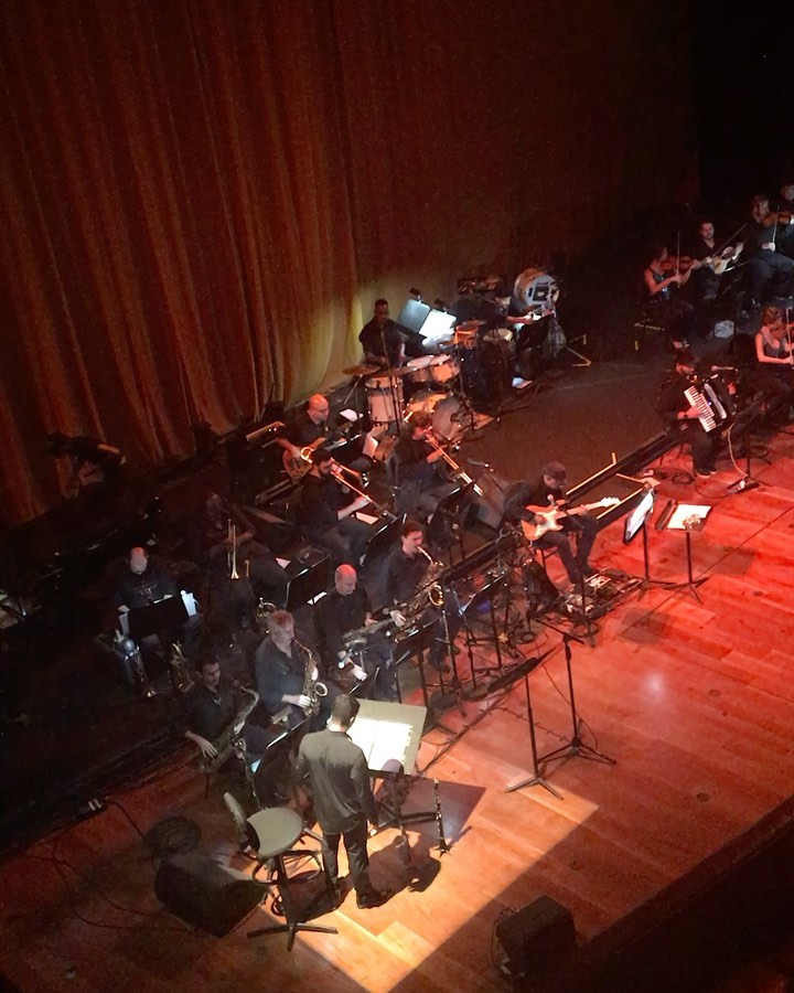 Elba Ramalho, née le 17 août 1951 à Conceição (Brésil), est une chanteuse et actrice brésilienne. Elle s'est spécialisée dans la musique populaire brésilienne, le forró, le xote, le baião, le xaxado, le maracatu, le frevo et le caboclinhos. Elle est d'ailleurs parfois appelée La Reine du forró. www.lhommederio.fr #riodejaneiro #joiedevivre #amitié #favela #elenao
#lyon #progres #beauté #population #christ #redemption #jeanpaulbelmondo
#beaute #samba #carioca #beaute #carnaval #christ #redemption #corcovado
#enfant #favelas #elephant🐘 #dieux #deus #amour #love #belmondo
#gang @faveladopaulinho #livre #enfance #belmondo #lhommederio.fr