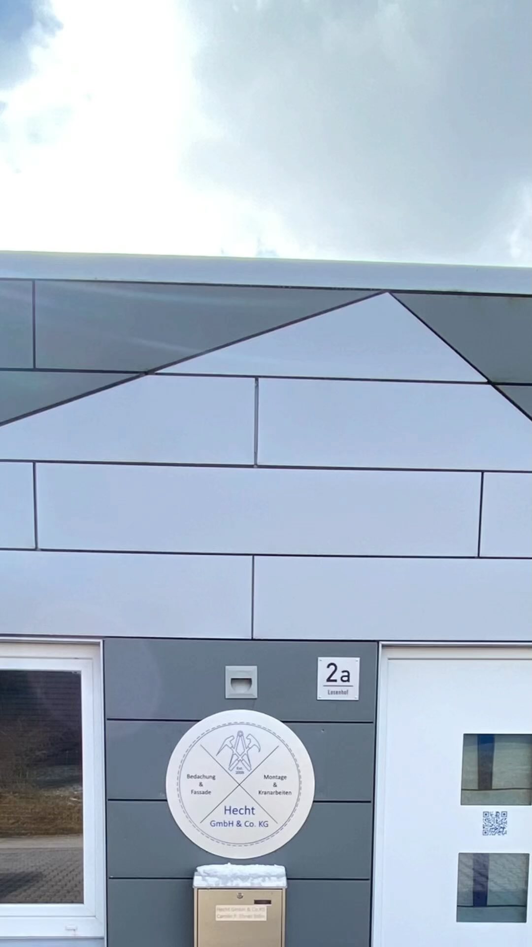 Nun ziert das neue #logo auch unser #büro ☺️
#bedachung #dachdecker #Handwerk #wald #regensburg #holzbau #meisterbetrieb #spenglerei #montage #holzständerbauweise #Fassade #profisambau #kran #schillertswiesen #oberpfalz #ostbayern