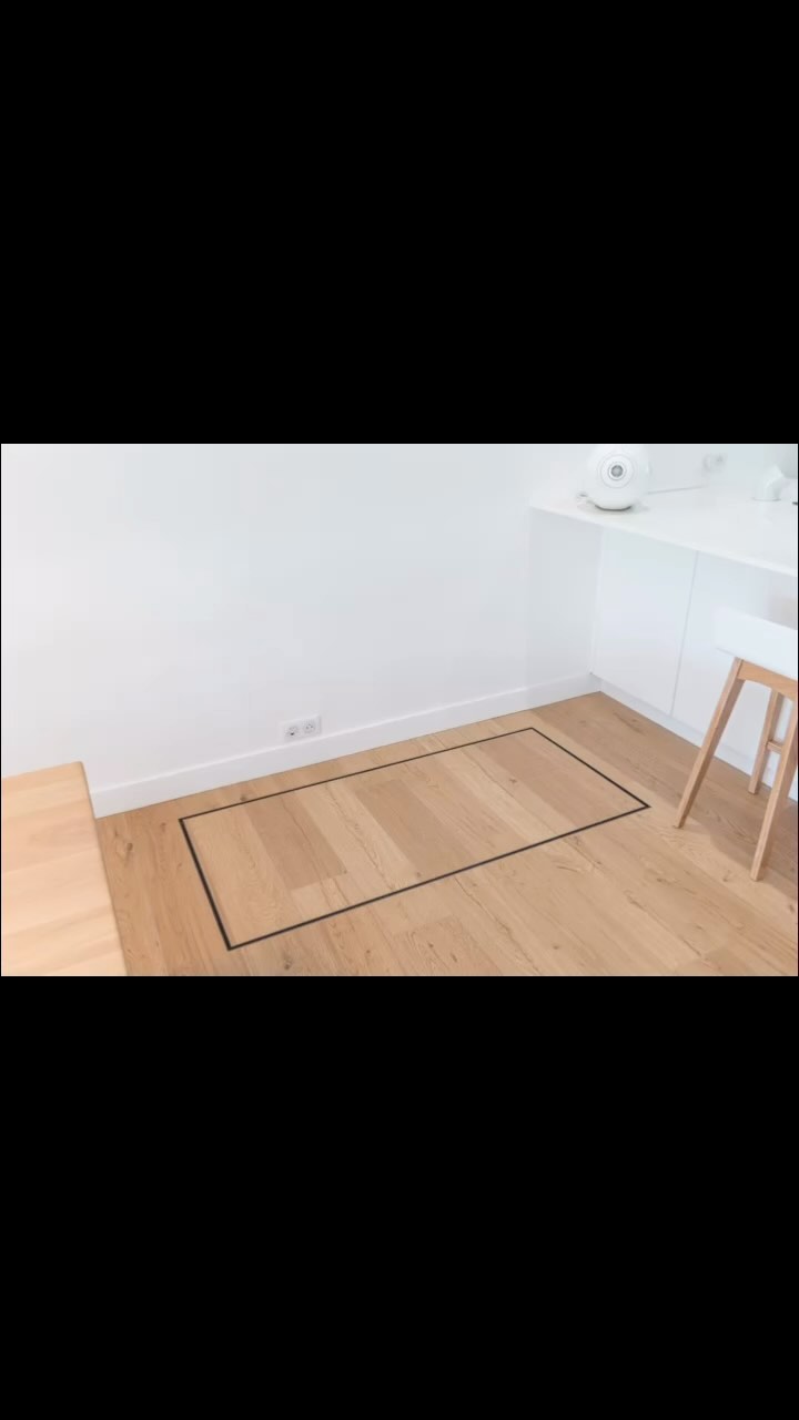 Une trappe motorisée pour accéder à la cave depuis l’intérieur de la maison.
L’ancien balcon démoli au profit d’une nouvelle terrasse bois n’a pas permis d’utiliser l’accès à la cave depuis l’extérieur.
Un nouvel accès, via une trappe de sol motorisée, a donc été créé, depuis le séjour pour y permettre d’y accéder facilement.
Complété d’un détecteur de lumière, l’accès à la cave se fait simple et efficace 😉
Fabrication et pose du cadre en acier motorisé par @atelier_carno.
Revêtement en carrelage @porcelanosa
📸 : @benoit.gendron.corporate