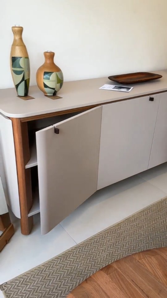 mais do buffet SONETO
*pés em madeira maciça de jequitibá
*pintura em microtextura fosca
*puxadores em couro natural
design assinado por @ampezzanmaciel.design
vídeo por @moveisdomo
Coleção Bossa Nova
De Lavie Decor
#moveisdemadeira #moveiscomdesign #delaviedecor #buffetmovel #decor #design #mueblescondiseño #mueblesbrasileños #brazilianfurniture