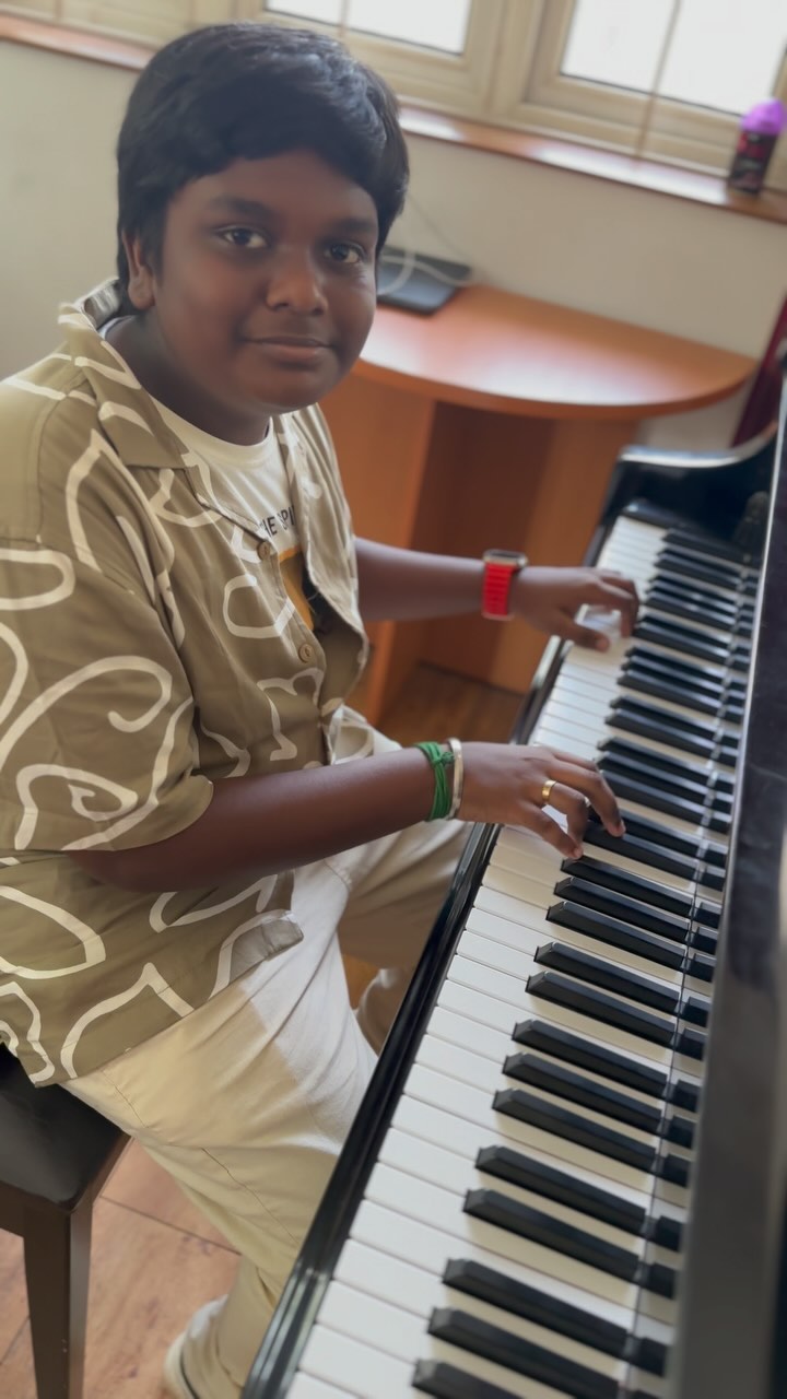 Here is my student Selva Playing Hound Dog composed by Jerry Leiber & Mike Stroller a bluesy melody ! ❤️❤️
#jazz #blues #hounddog #trinitypiano #pianolessons #piano