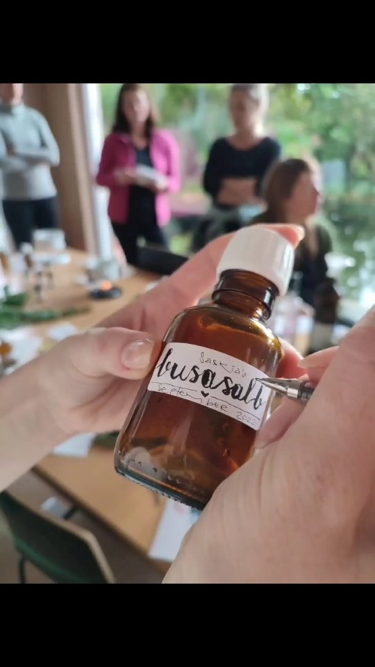 "Erfolgsstory: mein erster bewusster Zyklus seit 7 Jahren erlebt & mit total neuer Einstellung dank euch! Wärmeflasche, deine Yogaübungen und Atemtechniken haben geholfen."
"Ich bin nach wie vor begeistert und würde sofort wieder teilnehmen! Hätte mir so einen Workshop mit 15 Jahren schon gewünscht, dann hätte ich nicht ebenso viele Jahre gegen meinen Körper gearbeitet."
"Es lohnt sich so fest, sich mit dem eigenen Körper bzw. dem eigenen Zyklus (intensiv) auseinander zusetzen. Es hat bei mir in den letzten Jahren so einiges einfacher gemacht und ich verstehe viele Situationen um einiges besser und kann besser damit umgehen."
"Ihr zwei tollen Frauen.
DANKE von Herzen für diesen wunderschönen Tag zum gemeinsam SEIN!
Ihr habt das super genial gemacht und mit so viel Herz. Danke, sehr inspirierend."
"So ein toller "Cosy Days" Tag! Kann ich jeder Frau wärmstens empfehlen! 😊"
Danke und Bitte für diese WUNDERvollen Workshops ♥️
Andrea & Mirjam