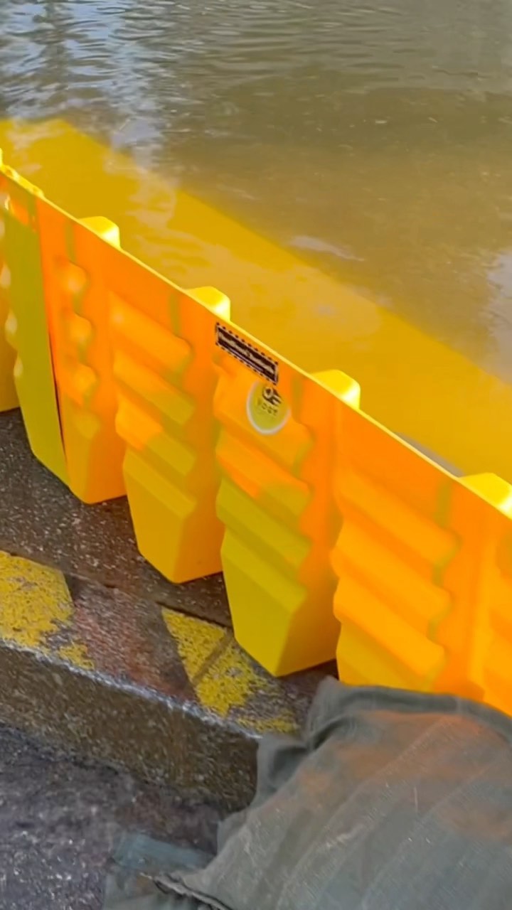 „Übung macht den Meister!“ Zusammen mit der @fwbuchsioenz wurde der schnelle Schutz vor Überflutung durch Starkregen resp Oberflächenabfluss geübt!
.
Wie?
.
Mit FLOODFENCE kannst du dich schnell und effektiv vor dem Hochwasser schützen.
.
FLOODFENCE - die schnellsten Wassersperren in der Schweiz, bei Überflutung durch Starkregen, Dauerregen oder Hochwasser!
Wie kann man sich schnell und effektiv vor dem Wasser schützen?
.
FLOODFENCE ist überall einsetzbar und somit für Private, Geschäfte & Feuerwehren gleichermassen geeignet!
.
Interesse - dann kontaktiere uns.
.
Danke 🙏🏼 an die Angehörigen der Feuerwehr Buchsi Oenz, Instruktor der GVB und Verantwortliche des Übungsdorfes.
.
PS: Mit dabei waren auch noch andere #tools zum Beispiel Floodgate, l Floodup l Flutset.
.
vogt tools - dein Partner für mobilen Hochwasserschutz in der Schweiz 🇨🇭
.
#hochwasser #starkregen #floodfence #schutz #vogttools #wassersperre #feuerwehr #klimawandel #news #trends #firefighter #pompier #kmu #sicherheit #unwetter #vorsorge #versicherung #swiss #innovative #herzogenbuchsee #bern #schweiz #flutset #flood #dauerregen #luzern #genial #instagood #schnellundeinfach