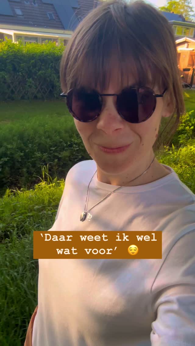 ‘Daar weet ik nog wel wat voor!’ is tegenwoordig mijn standaard antwoord als ik iemand hoor zeggen dat diegene stress ervaart.
Ik zeg het op een speelse manier. Want ik wil diegene uitnodigen. Natuurlijk hoop ik stiekem dat diegene ‘Oh ja? Wat dan?’ zegt, haha 😆
Want dan kan ik weer iemand vertellen over hoe fijn het is om bewust te ademen! En wat een paar minuten daarvan al met je stresslevels kan doen 🤩
Dat ademen doe je natuurlijk al de hele dag, maar… hoe vaak adem je bewúst? Hoe vaak ben je je bewust van waar in je lichaam je adem zit? Adem je écht in en uit door je neus? 😮💨
Hoe vaak sta je even stil bij wat er in je lichaam leeft? Hoe je je écht voelt? Doe het nu eventjes! 💛
PS als je iets wilt delen over wat er met je gebeurt als je even bij jezelf stilstaat: mijn DM is altijd open 🤍
#ademwerkdriebergen #ademwerkzeist #ademwerkdoorn #ademwerkutrecht #nietzweverigweleffectief #adembewustzijn