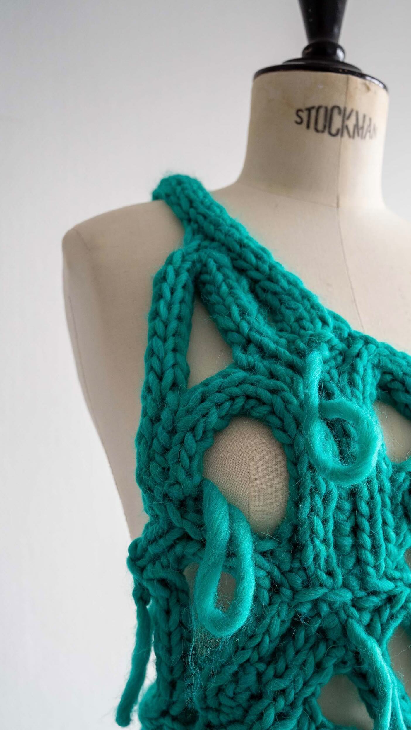 Bon, quand vous voyez le résultat final… vous pouvez deviner un peu là où je voulais en venir!
Je pensais faire des modifications, mais finalement les fils n’était pas extra — et je voulais vraiment rester sur du 100% laine!