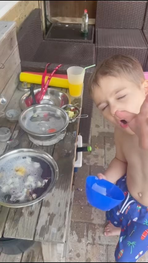 Kate, one of the ALL4U foster carers has made a smashing outdoor kitchen, which as you can see is VERY much appreciated by the children. Here we have the perfume factory (so cute). I feel a little entrepreneur in the making here...🧑🍳
