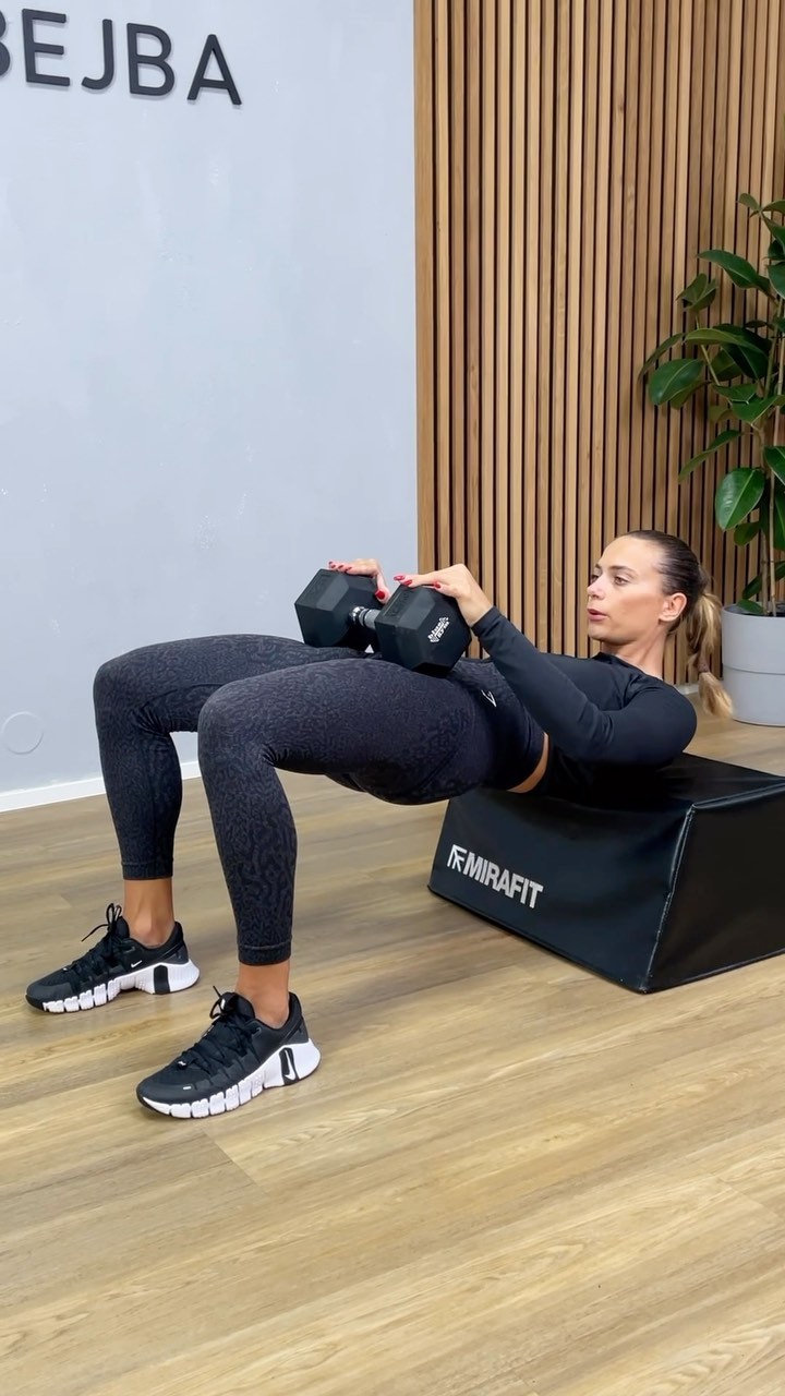 NAZAJ V AKCIJO: Lower body workout🍑
Hej bejbe!
Danes sem za vas posnela trening za spodnji del.😍🔥
S tem treningom lahko jutri štartate v svoj nov teden z več energije, dobrega počutja in zagona na vseh področjih.💪🏼
Trening:
✅Goblet Squat: 12 reps x 3 sets
✅ DB Hip Thrust: 12 reps × 3 sets
✅ Dumbbell Reverse Lunge: 10 reps × 3 sets
✅ DB Alternating Step Ups: 16 reps × 3 sets
✅ Split Squats: 20 Seconds × 3 sets
SHRANI ta workout in ga opravi v naslednjem tednu.👀 Maš to!
Jutri pa se ponovno slišimo! Nočka
#badassbejba #backtoaction #trainlikeabadass #healthy #active #workoutideasforwomen