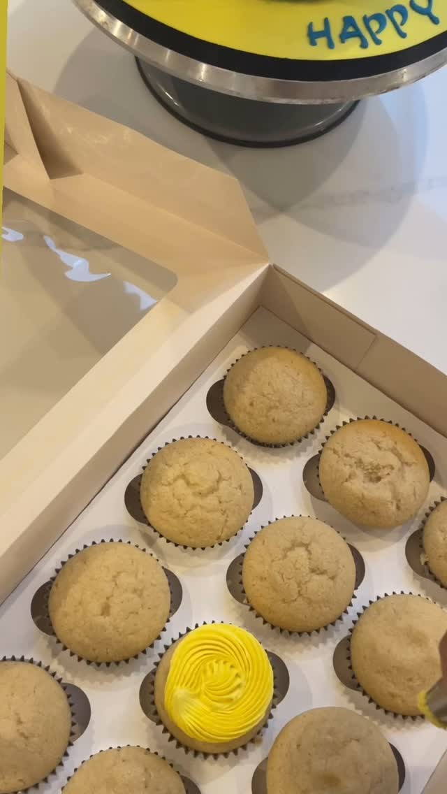 Loved this cake and cupcakes set. #mionionscake #twistedcakesbytia #welwyngardencity #cakedecorating #welwyngardencitymums #stalbansmums #cakedecoratingvideos #stalbans #cakesofinstagram #cakedecoratingtutorials #hertfordshirecakes