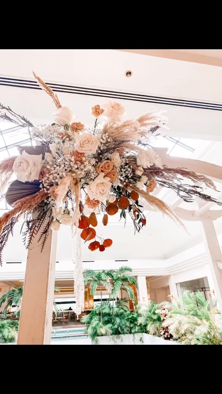 Pro-tip: Have a rainy day plan!!
…Or better yet, choose a venue with a fail-proof rainy day plan. 🙌🏼
Rain or shine, the show must go on. If your event is outdoors in Hawai’i, you should know that rain (and wind) is always a possibility. You could be in a dry spot, but drive for 20 minutes and all of a sudden, it’s pouring! Having a rainy day plan can help ease the stress. Talk it over with your coordinators and devise a plan on what to do if the Rain Party shows up.
*Series: Pro-tips with Lilikoi Lane!
Wedding team:
Coordinators: @lilikoi.lane
Venue: @koolauballrooms
Entertainment/DJ/Lighting: @noobentertainment
Tunnel: @jssbydesign
Chairs/Sashes: @noobentertainment
Florals: @sweet_haku_wahine
Client: @kitani3trh 💚 @o6o8i4
#behindthescenes #bts #weddingbts #wedding #hawaiiwedding #hawaii #oahu #koolau #koolaumountains #koolauballrooms #weddingplanning #vendorlife #weddingcoordination #eventcoordinator #eventcoordination #weddings #rainyday #rainydayplan #rain #rainplan #protip