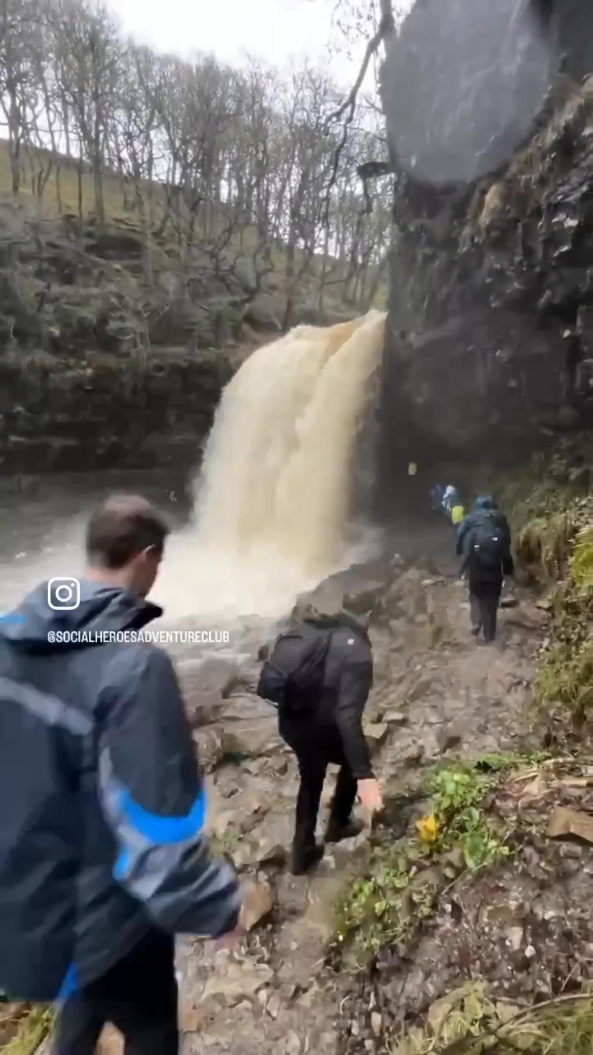 N E W Y E A R S H I K E • Fresh air & good times this Jan with @socialheroesadventureclub heading out onto a nice trail with muchos waterfall action & a big ol’ roast dinner to cap it off 😋 What a way to get the new year under way with the crew 🧡 #GoodTimes #BetterTogether
•
•
•
•
•
•
•
•
•
•
•
•
•
•
•
#hike #walk #walking #hiking #hikebristol #bristolhiking #hikingbristol #outdoors #fresh #greenerscenery #waterfalls #feelgood #innersmiles #bristoloutdoors #SHAC #bristolhike #bristolhikers #bristolwalking #greatoutdoors #socialheroes #goodtimes #feelgood #wellbeing #greenspaces #boots #hills #goodpeople #instahiking #freshair @socialfitnessbristol