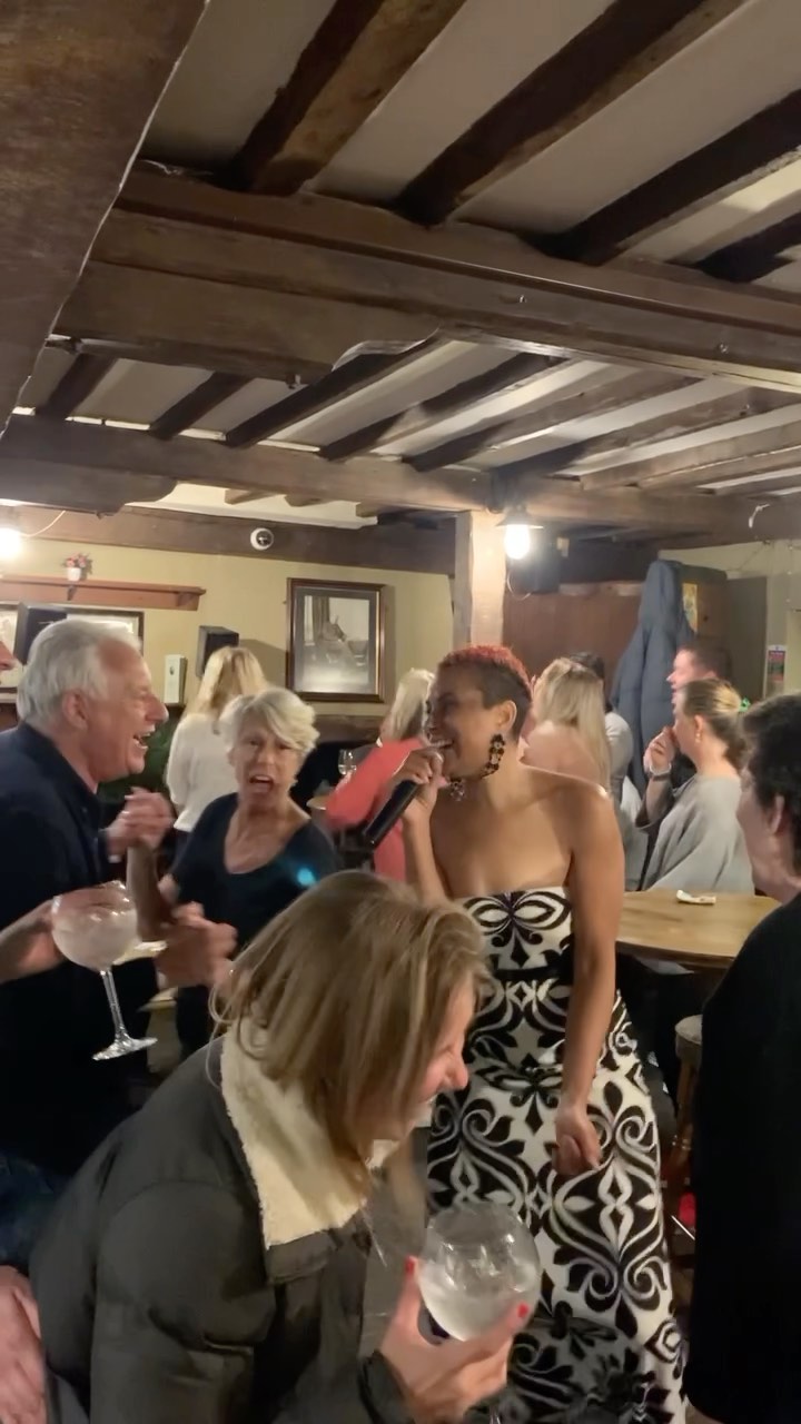 live at the jht @alisondavidvocalist singing and dancing with the crowd 💃🕺🎤🪩
#livemusic #pubgig #pubmusic #pub #lewes #lewespub #visitlewes #leweseastsussex #weekend #harveyspub #harveystaproom #happyfriday