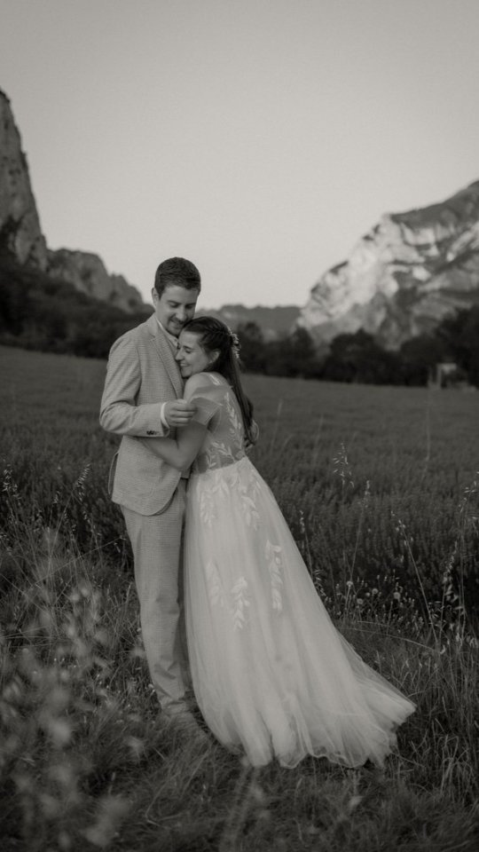 Guess the country of this after-wedding-shoot ⬇️
#swissweddingphotographer #destinationwedding #emotionsurfers #lookslikefilm #afterweddingshooting #swissphotographer #authenticlovemag #weddinginspiration #bohoinspired