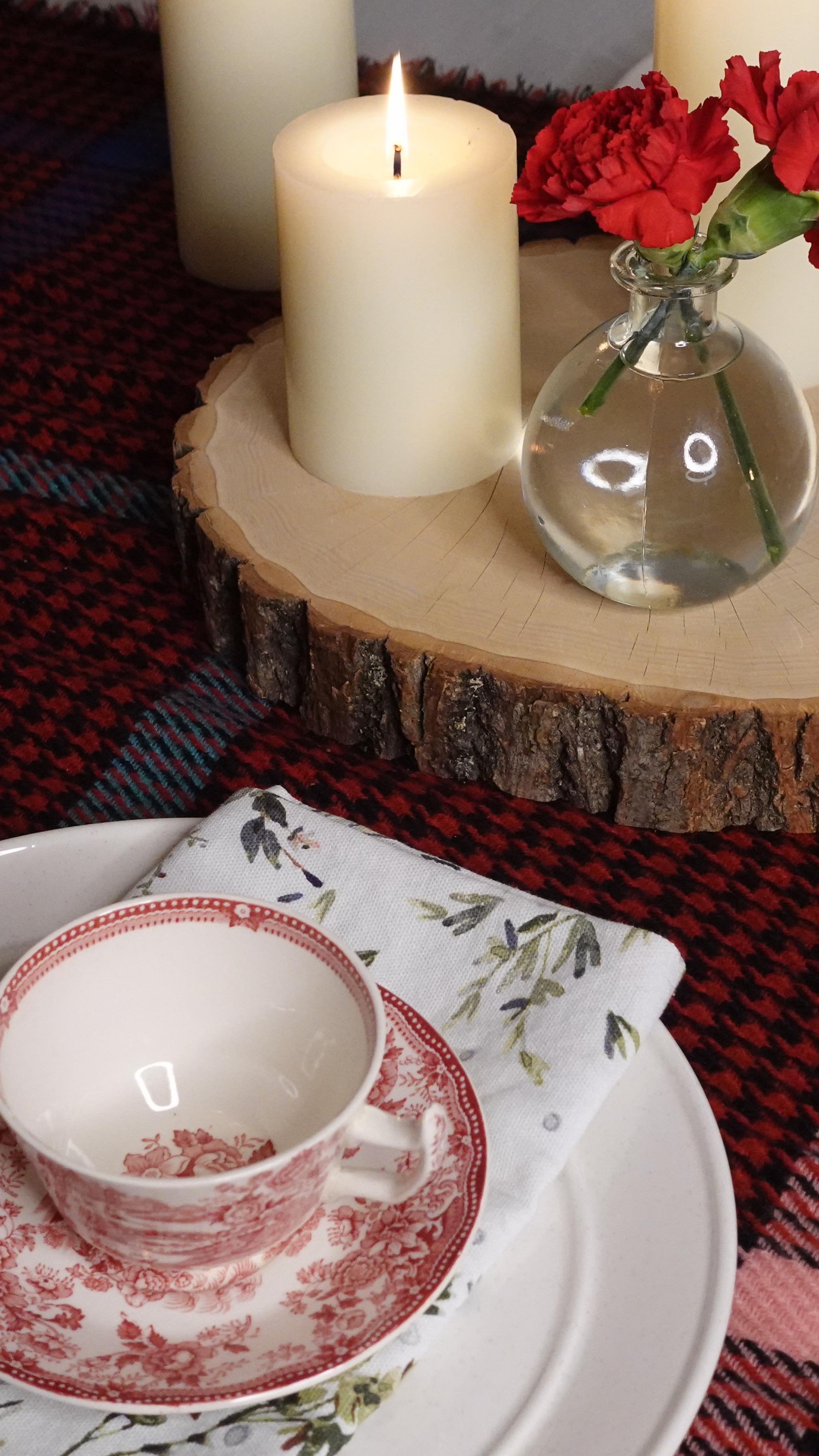 One of my favorite parts of the Holiday Season ❤️
.
.
.
.
.
.
.
#holidaydesserts #christmasdessert #christmasdesserts #holidayrecipes #holidayrecipe #christmascupcakes #christmasrecipes #peppermintcupcakes #chocolatecupcakes #holidaytable #holidaytablescape #christmastablesetting #christmastea #christmasteaparty #christmastablescape #christmastabledecor #christmasdecorations #blackhomemaker #blackhousewife #homemaker #christianhomemaker #slowliving