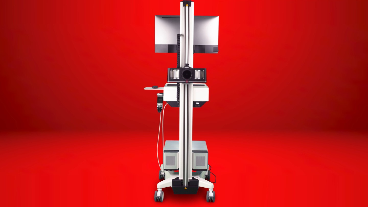 Die Zahl der Hautkrebserkrankungen steigt weltweit. Allein in Deutschland wird jährlich bei über 260.000 Menschen Hautkrebs neu diagnostiziert. Rund 22.000 Menschen in der Bundesrepublik erkranken jährlich am malignen Melanom, der bösartigsten Form. Die positive Nachricht: Früh erkannt ist Hautkrebs gut behandelbar. 😀
Betrachten Sie Ihre Haut als Landschaft. Bei der Ganzkörperkartografie mit dem FotoFinder ATBM master Verfahren für „Automatisches Total Body Mapping“ wird eine Landkarte Ihrer gesamten Muttermale („Body Map“) erstellt und langfristig überwacht.
In einem ersten Schritt werden sekundenschnell und völlig schmerzlos Aufnahmen der gesamten Hautoberfläche erstellt und gespeichert. Mit dem Videoauflichtmikroskop werden sodann atypische und veränderte Muttermale zusätzlich mikroskopisch aufgenommen, gespeichert und auf Bösartigkeit mittels künstlicher Intelligenz durch Vergleich mit Bildern eines riesigen Datenpools analysiert.
Bei regelmäßigen Kontrollterminen werden Haut und Muttermale erneut fotografiert und vom automatischen Bodyscan mit den Bildern der letzten Untersuchung verglichen. Die Software markiert neue und veränderte Muttermale und analysiert die Muttermale nach bekanntem KI-Verfahren. So lassen sich selbst kleine Veränderungen der Haut und jedes einzelnen Muttermals sowie neue Muttermale frühestmöglich feststellen. Unnötige Operationen werden vermieden. Dieses Verfahren bietet doppelte Sicherheit – besonders für Risikopatienten!
Das Total Body Mapping ist keine Leistung der gesetzlichen Krankenversicherungen.
Buchen Sie gerne Ihren Wunschtermin über Doctolib: Total Body Mapping – Erweitertes Hautkrebsscreening. ✅
#fotofindersystems #hautärztin #hautkrebs #atbmmaster #künstlicheintelligenz #bodymapping #hautkrebsscreening