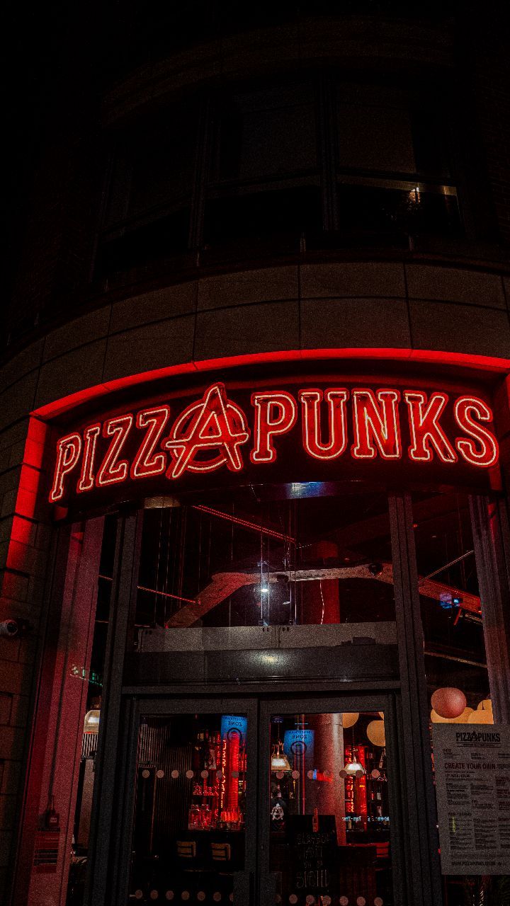 🍕 @pizzapunksofficial are one of the best pizza spots in Nottingham for sure! They've been here for a little while and aren't looking back any time soon! Their variety of pizzas, sides and drinks are unbeatable. By offering Halal, gluten-free, and vegan options, Pizza Punks have all bases covered to cater to everyone's needs. Pizza lovers, you know where to go ✌️