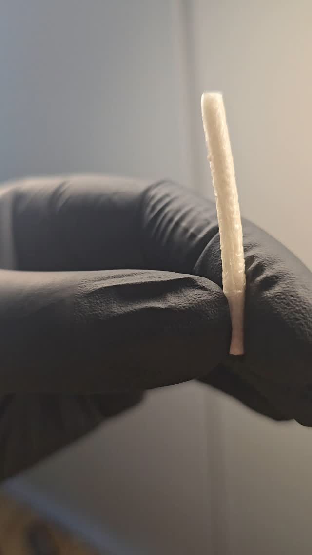 Har du jobbet så lenge at du husker slike vippebøy-former?🤔
Mine aller første kurs i vippebøy tok jeg i 2015🤓
Mens jeg nylig ryddet i skuffene mine, kom jeg tilfeldigvis over de hvite rullene dere ser i videoen – de var formene vi brukte til å lime vippene på. Det var en krevende prosess, og ofte ble vippene festet feil. Bøyen ble skjev, eller det ble ingen bøy i det hele tatt.🫣
Takk og lov for ny teknologi som har gjort arbeidet vårt både enklere og resultatene mye bedre!🤘
#mylamination #mardonspleie #lashlift #lashtech #lashartist #lashtech #lashgam #lashlove #lashgoals❤️
Linken nede 👇🏼
https://www.mardon.no/product-page/my-lamination-silikonformer-sett