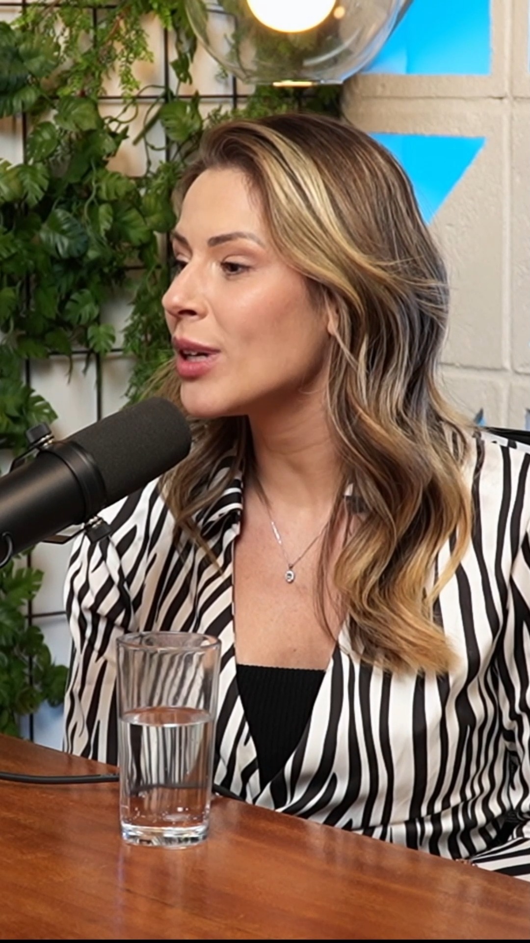 Para mim o cuidado com o seu lar significa qualidade de vida. O que seu lar significa para você?
Trecho do podcast @verticecast para Liven Casa. Obrigada pelo convite, foi muito especial compartilhar tanto com vocês!
O link do episódio completo esta na bio.