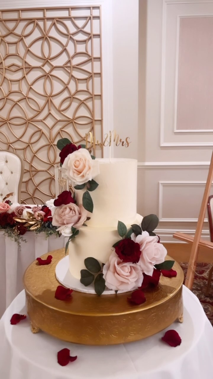 💍🌹Wedding Cake 🌹💍
•
•
•
•Congratulations to the beautiful couple. Thank you for allowing me to be a part of your special day 🤗!
•
•
Dowels & support base ➡️ @loyalbakeware
Cake transport ➡️ @cakesafe
Cake board & drum ➡️ @bakedeco
Florals ➡️ @traderjoes
•
•
•
All inquires please visit clarajanescakes.com ✨
•
•
•
•
#wedding #weddingcake #statenislandbaker #newyorkbaker #brooklynbaker #roses #wedding #cakedecorator #cakesofinstagram #dayinthelife #tutorial #caketoutorial #weddingcakedesign #nycbaker #ilovemyjob