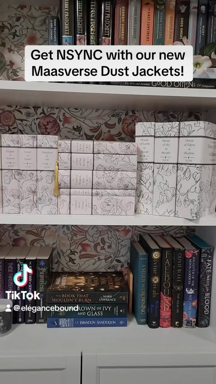 Get your covers NSYNC with our new collection of minimalist dust jackets. Make your Maasverse cohesive no matter if they’re paperbacks or hardcovers with over 32 different editions of international sets to choose from 😍 #officallylicensed #bookstagram #acotar #sarahjmaas #bookish #booktok #bookstagramfeature #bookshelf #bookworm #readersofinstagram #bookishmerch #tog #crescentcity #sjm