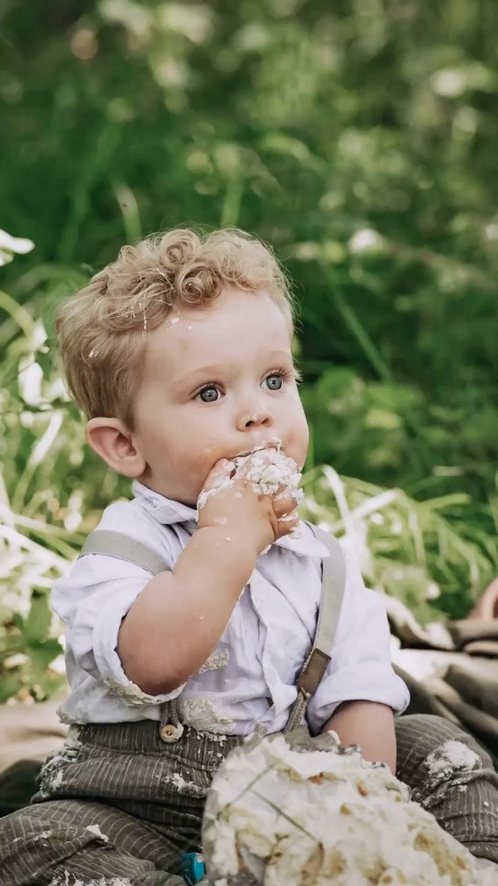 Jeg koser meg veldig når jeg har besøk av 1 åringene 🥰
Det er ofte et ønske om cakesmash, det er jo tross alt den aller første bursdagen som skal feires, og da er det fantastisk gøy å forevige den dagen med litt ekstra stas. 🎂
Stort sett foregår denne fotograferingen i studio, men hvis været er med oss, er det ekstra gøy å dra utendørs 🤩 Denne flotte lille gutten var litt sjenert, men veldig glad i å smashe og spise kake.....en uslåelig kombinasjon 🤩