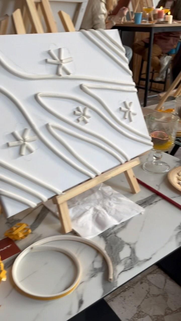 Notre Atelier sip, sculpt & Paint a geneve. Qui consiste a faire un tableau en 3D en utilisant des fil en silicone.
Quelle dimanche formidable vraiment, je me suis amusée avec les blagues et les rires merci a tous 🙏🥰🫶🏼#geneva #lakegeneve
#arteventgeneve #genevelac #artgeneve #art