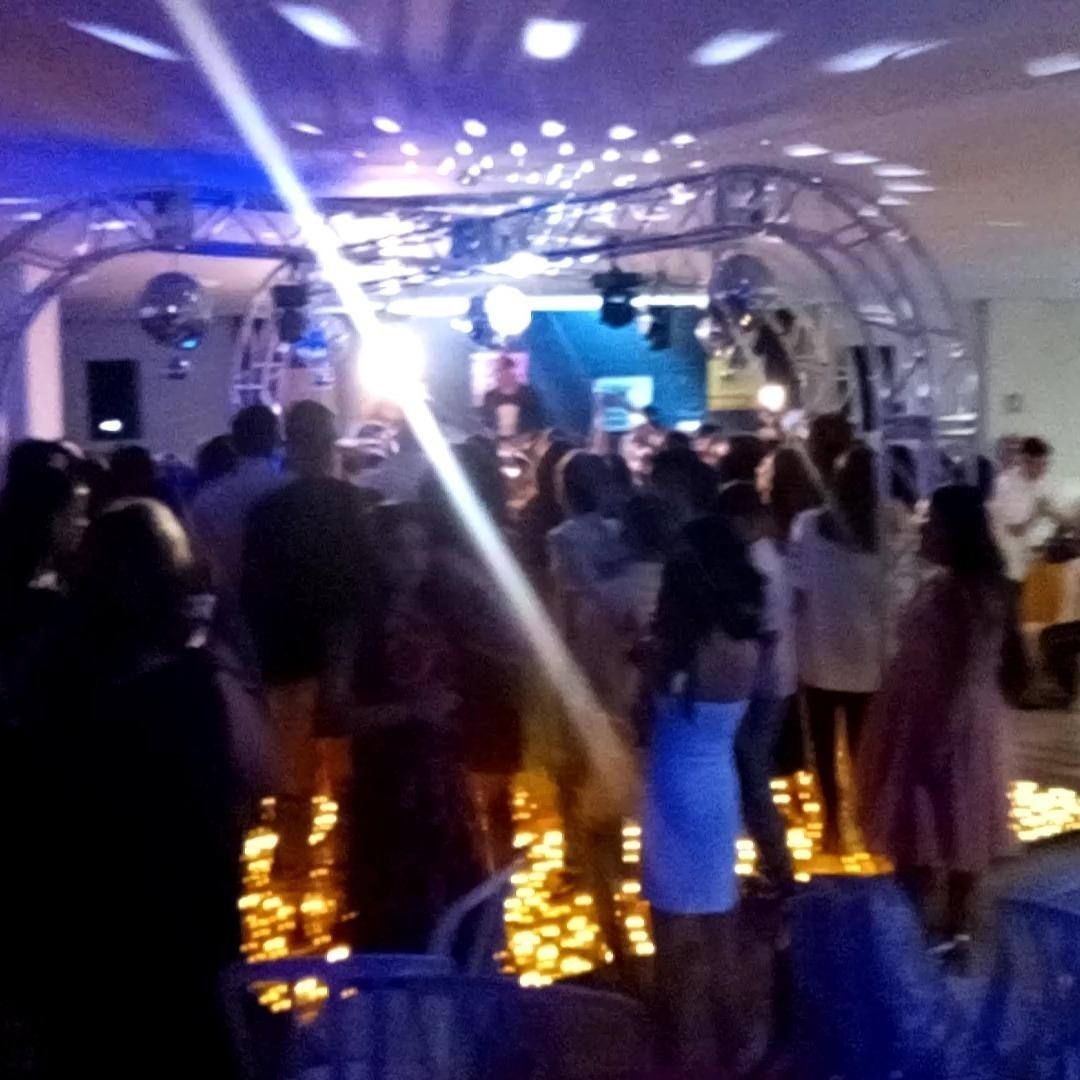 Se você já se perguntou se existe uma pista de dança capaz de suportar uma festa animada, a resposta é: a Pista Paris! Este é o lugar onde a diversão não tem limites e a pista aguenta qualquer peso – bem, quase qualquer peso!
Com uma iluminação deslumbrante e uma multidão energética que nunca para de pular, a Pista Paris é o cenário perfeito para noites inesquecíveis. Mas atenção, meus amigos, nosso piso é resistente, mas não é à prova de garrafas e copos de vidro. Por isso, vamos manter a festa segura e deixar esses itens frágeis fora do nosso paraíso de dança.
Então, venha, solte-se, dance e pule à vontade na nossa Pista Paris, onde a diversão é garantida e a única coisa que quebra é a rotina!
#avancinieventos
#FestaPerfeita
#alugueldeequipamentos
#diversaogarantida
#EquipamentosParaFestas
#FestaDosSonhos
#DetalhesQueFazemDiferença