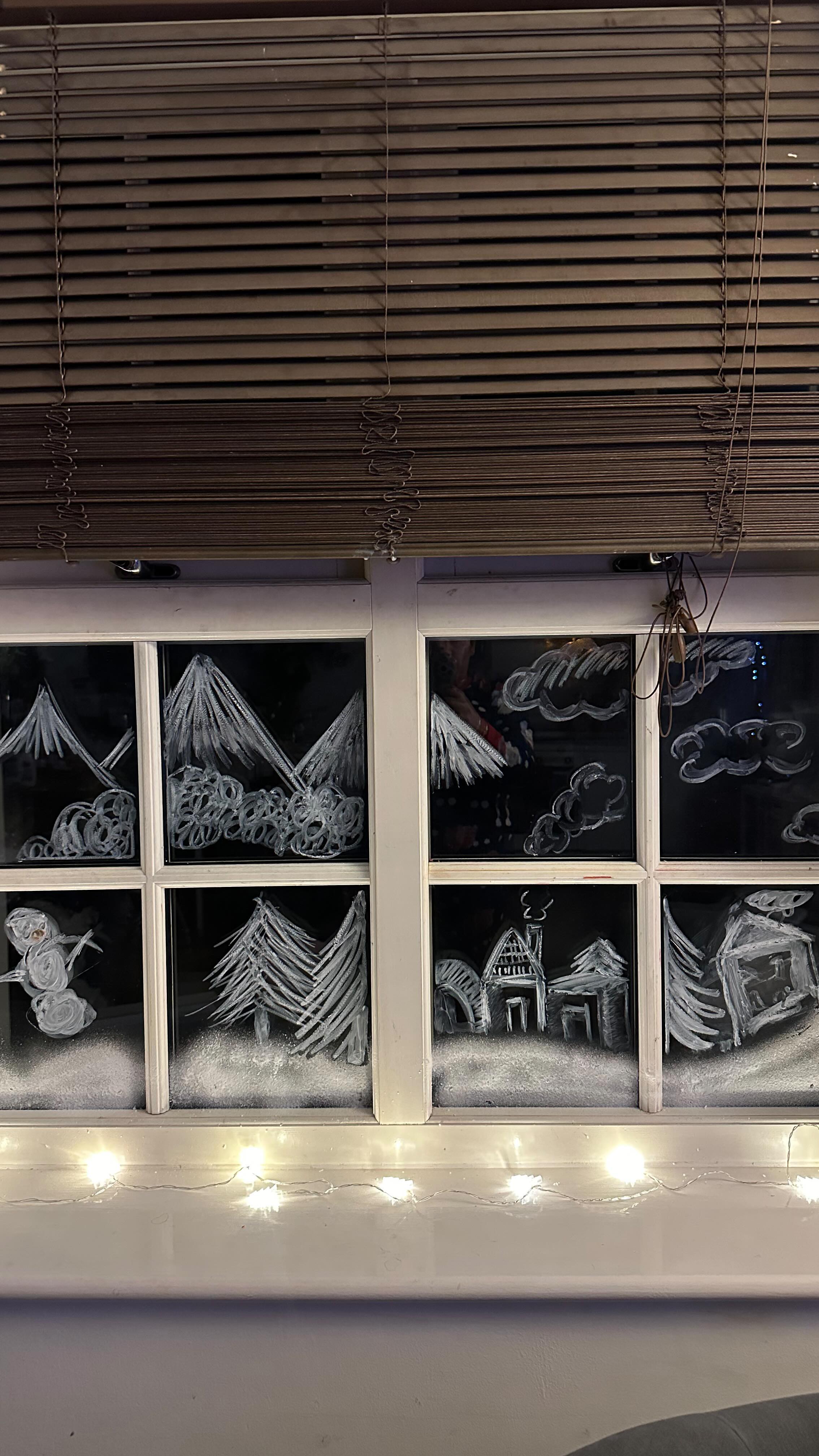 ❄️ Let it snow, let it snow, let it snow ❄️
Using our @littlebrianpaintsticks to create our christmas window, with my #haribobaby ❤️❄️🎄
#letitsnow #haribobaby #christmas #littlebrianpaintsticks #festivefun