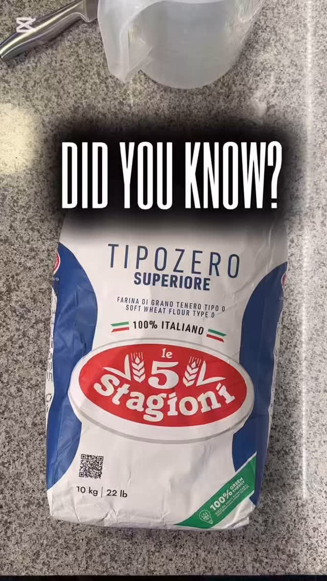 NO:
Mange tror at Tipo 00 er et spesialmel for pizza – men det er en myte.
Tipo 00 sier bare noe om hvor fint melet er malt. Det kan brukes til kaker, brød eller pizza – hvis melet har riktig styrke (W-verdi eller proteininnhold).
Tipo 0 er litt grovere, bevarer mer av kornet, og er ofte sunnere. Det er også utmerket til pizza.
Tips: Velg mel etter styrke – ikke bare etter type.
EN:
Many people think Tipo 00 is special pizza flour – but that’s a myth.
Tipo 00 only tells you how finely the flour is milled. It can be used for cakes, bread, or pizza – if it has the right strength (W-value or protein content).
Tipo 0 is a bit coarser, keeps more of the grain, and is often healthier. It’s also excellent for pizza.
Tip: Choose flour based on strength – not just the type.
#pizzafacts #tipo00 #pizzaeducation #pizzatips #napolitanpizza #flourtypes #pizzaknowledge #homebaking #woodovenpizzeria #pizzakurs #pizzanørd #tipo0 #pizzahjemme #hjemmelagetpizza