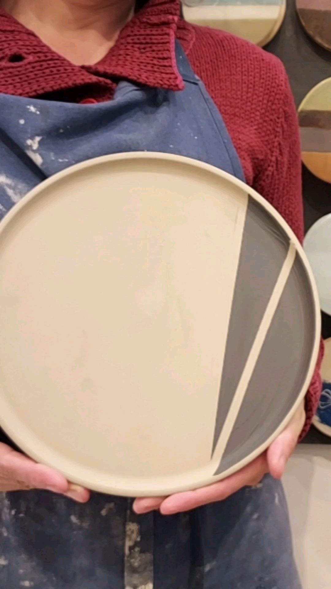 ASSIETTES | PLATEAUX 👇
___________________________________
Dans l'atelier de fabrication de céramiques pour le père Noël, j'ai entendu les souhaits des clients passés en boutique...
Et je suis en train de finir une petite série de bouteilles à saké, accompagnées de 4 petites tasses.
Le tout sera joliment présenté sur ces assiettes plateaux que vous me voyez tourner.
Encore un petit temps de séchage et les deux cuissons pour que ce petit monde soit prêt à demenager chez vous !!
À l'occasion, je profite pour chercher un nouveau design pour la collection Grains de Beauté... je vous la presenterais bientôt.
A part ça, la boutique en ligne est toujours en ligne !! Elle sera ouverte jusqu'au 16 décembre.
Et le code cadeau 🎁 pour les abonnés à la newsletter, c'est jusqu'à aujourd'hui minuit !!
Bon week-end !!
🍂🍁⚘️🍁🍂
_____________________________________
#atelierceramique
#ceramicsdesign #tempsdeterre
#grainsdebeauté #sake #ceramicplates #localshop #paris #cadeaudenoel #christmasgifts #potterystudio #potterythrowdown #potterywheelthrowing #wheelthrowingceramics #wheelthrowingvideo