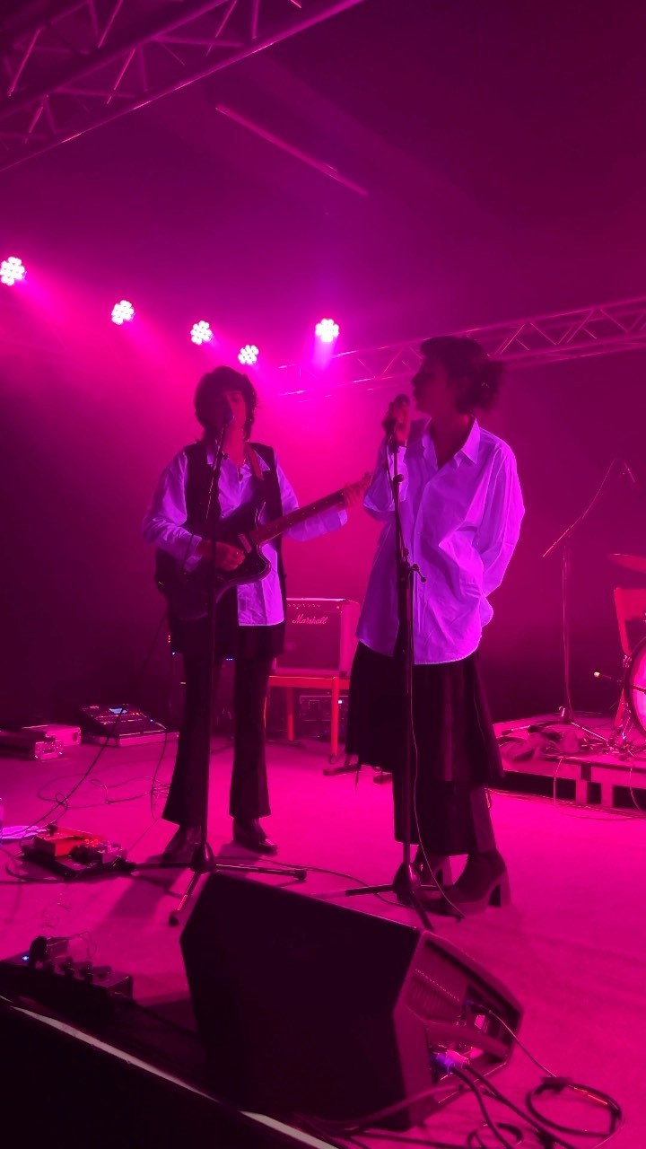 💖What a performance!💖
🎤 @azetheband @dua_plicity 🎶
#kulturvereingast
#altefeuerwehrhallegallneukirchen