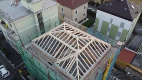 <Tetto in legno>
•
Il nostro ultimo tetto, realizzato con travatura portante in legno di abete lamellare, per una palazzina residenziale a Parma.