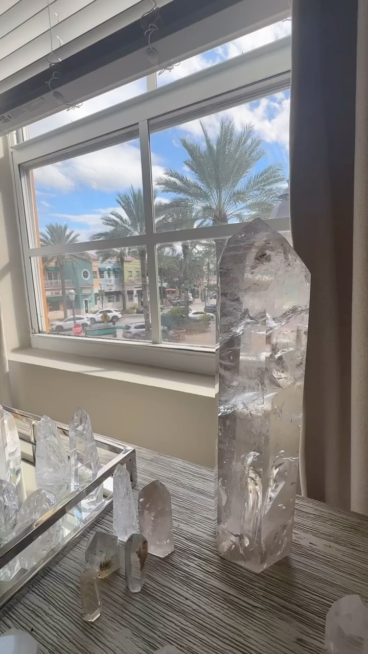 Tameana
Estas torres de cuarzo usamos para las sesiones de Tamena 🫶🏻
La transparencia del cuarzo nos aporta mucha luz, claridad y energía.
Además el cuarzo transparente tiene el poder de amplificar la energía y llevar luz donde la necesitamos estimulando todos los cuerpos sutiles.
Este cristal siempre nos guiará a nuestros aspectos más elevados, conectándonos con la fuente divina.