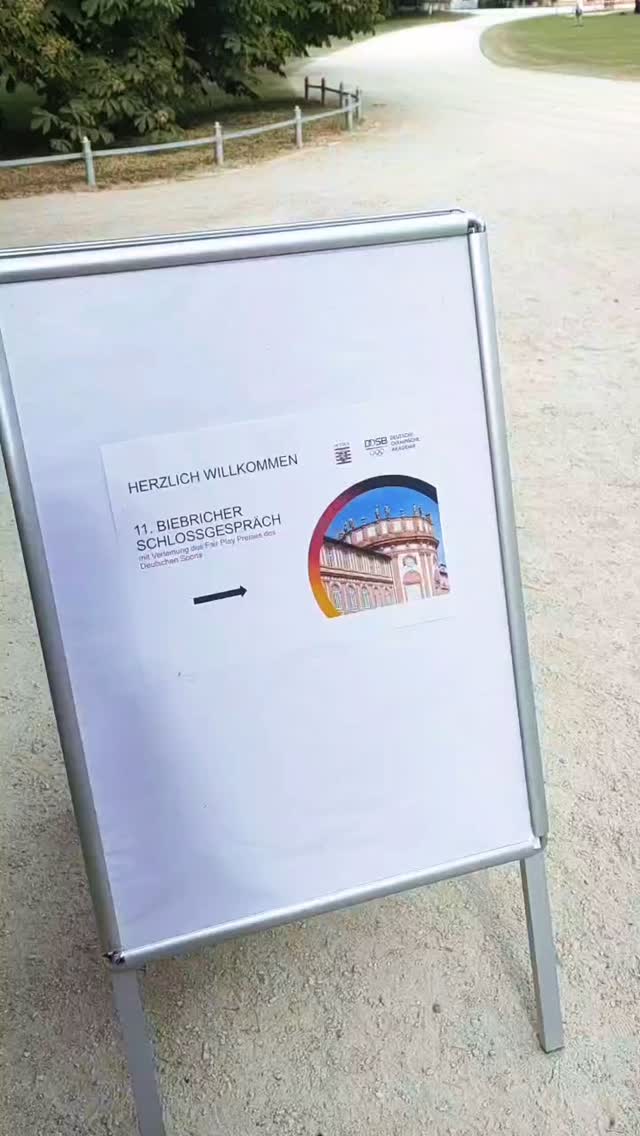 Gestern durften wir als TC Dettingen Teil einer ganz besonderen Veranstaltung sein: dem Biebricher Schlossgespräch, zu dem wir vom Deutschen Olympischen Sportbund herzlich eingeladen wurden.
Nach einem stilvollen Sektempfang mit leckeren Häppchen startete ein spannendes Programm:
Ein Highlight war der Vortrag über den Einsatz von Künstlicher Intelligenz im Sport – von der Analyse von Spielsituationen bis zur Auswertung von Körpersprache anhand von Mesh-Daten. Faszinierend, wie Technologie den Sport weiterbringt!
Auch sportlich war einiges geboten: Mehrere Olympioniken aus Disziplinen wie Fechten, Turnen und Bogenschießen waren vor Ort.
Ein emotionaler Moment war die Verleihung des Fair-Play-Preises an den jungen Noah Steinert, der anstelle eines Rennsiegs seinem verletzten Freund geholfen und mit ihm gemeinsam die Ziellinie überquert hat. Ein starkes Zeichen: Fairplay lässt sich lernen – und beginnt schon im Kindesalter. Ein besonderes Erlebnis war die Verleihung eines Sonderpreises an Jürgen Klopp.
In verschiedenen Laudatios drehte sich alles um Fairness, Respekt und Verantwortung im Sport – Werte, die verbinden und den Sport ausmachen.
Wir freuen uns riesig, dass auch der TC Dettingen eine Belobigung für 25 Jahre engagierte Kinder- und Jugendarbeit erhalten hat – ein echtes Lob für das, was Sport im besten Sinne leisten kann!
#TCDettingen #FairPlay #BiebricherSchlossgespräch #JürgenKlopp #NoahSteinert #SportundWerte #KinderarbeitimSport #Teamgeist #Respekt #KünstlicheIntelligenz #Sportvereine #NachwuchsFördern