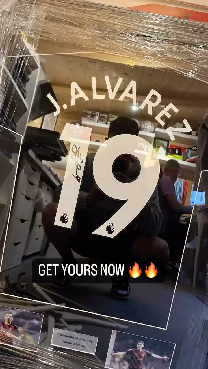 Customise your frame How you please , lots of players available. COA and photo proof provided . Contact us if interested 🔥🚨🖼️
#framed #signedshirts #footballmemorabilia #instadaily #forsale