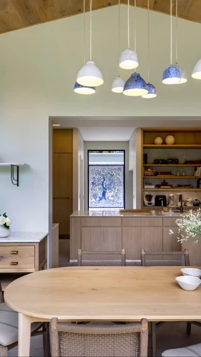 When we created this space the client had a very clear brief about the light fittings she wanted. In working with the artist (Juliet) and the architect (David) we created a beautiful breakfast space. @juliet_eidelman @alsfine_angus thank you both for sharing your talents with us