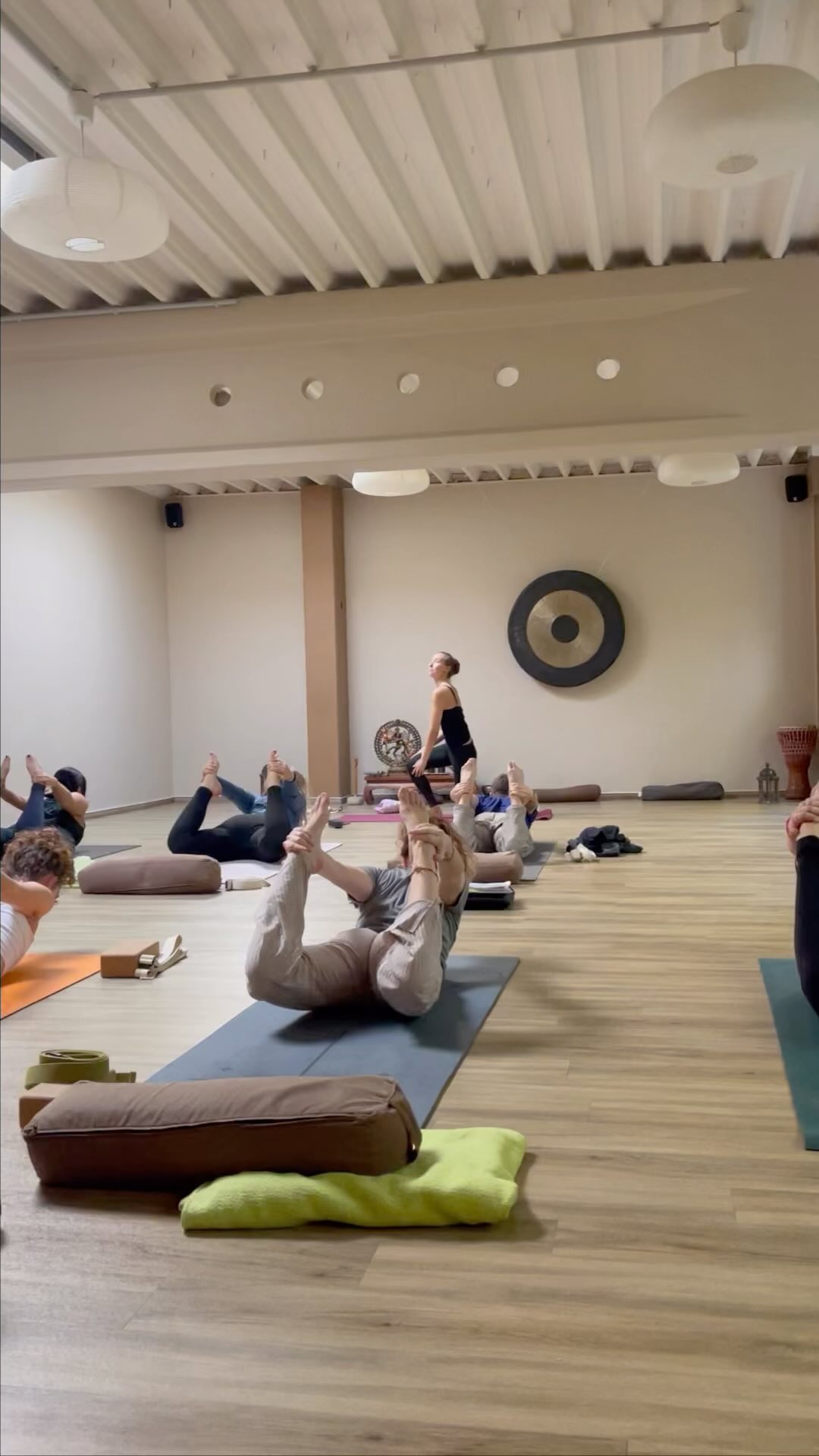 Unsere Yoga Lehrer Ausbildung 2023/24… Ihr seid wunderbar das Atmen, fühlen und praktizieren macht Freude mit euch. Bald kommen die neuen Termine für das Jahr 24/25.
#yogabochum #yogaturkey #yogalehrer #yogaausbildung #yogalehren #yogaauthentisch #yogateacher #yogainspiration #vinyasayoga #hathavinyasayoga #yogaimruhrgebiet