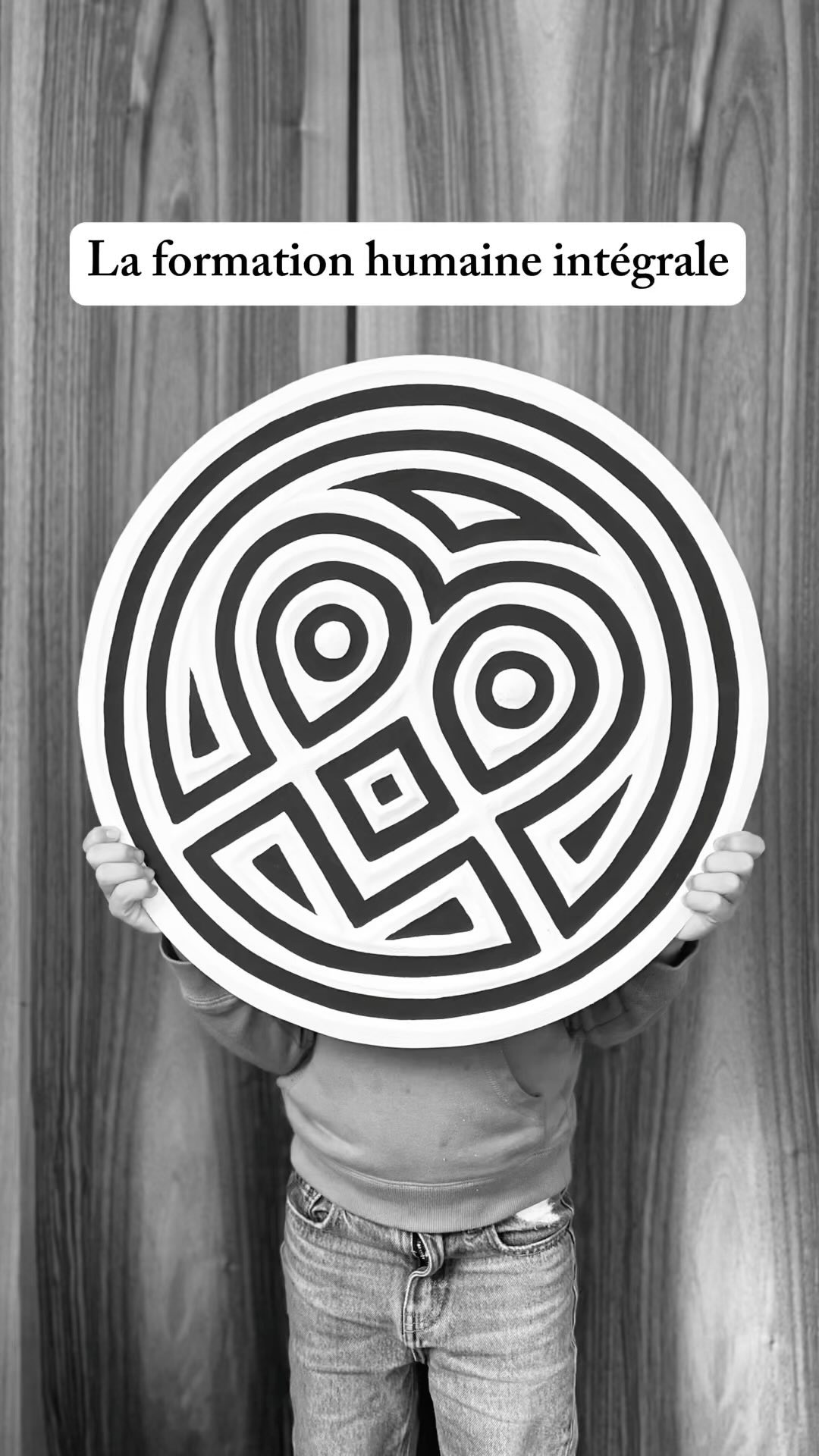 Mais qu’est-ce que c’est au fait, cette fameuse formation humaine intégrale (FHI)?
Damien Clerc, co-fondateur des Ateliers Muntu, nous explique comment cette formation a été créée et comment elle a été utilisée pour aider les personnes pour qui tout espoir semblait être envolé. Car « tant qu’on a pas tout essayé, on ne peut pas dire que c’est impossible » (J. Guindon)