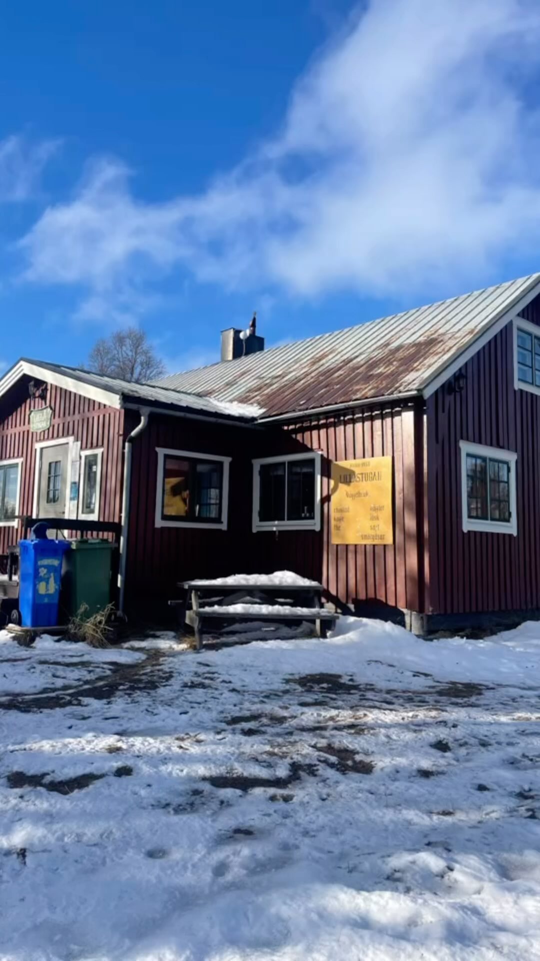 Nu på lördag öppnar vi!
Sista veckan har varit hektiskt med provbak, flaggstänger, fyrhjulingar, reportrar från @ostersundsposten och intervju idag i @p4jamtland
Städat och grejat och sista bak och fix imorg innan vi öppnar för gäster på lördag!
Hoppas vi ses i helgen eller v som kommer! Vi har öppet 28 okt-5 nov kl 11.00-15.00
Kram
Isabel & Sandra